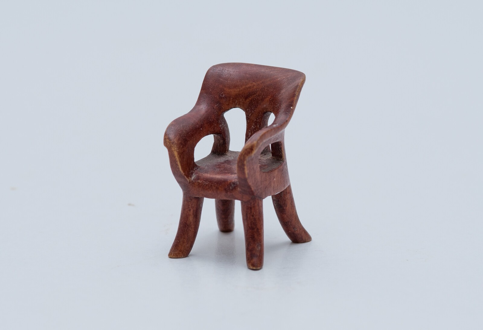 Szék - ülőgarnitúra része, babaszoba tartozék (Szent István Király Múzeum - Hetedhét Játékmúzeum, Székesfehérvár CC BY-NC-SA)