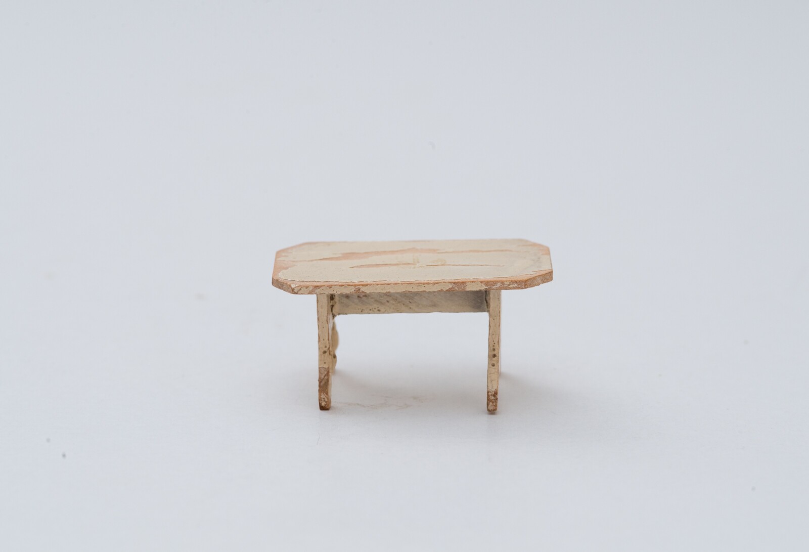 Asztal - ülőgarnitúra része, babaszoba tartozék (Szent István Király Múzeum - Hetedhét Játékmúzeum, Székesfehérvár CC BY-NC-SA)