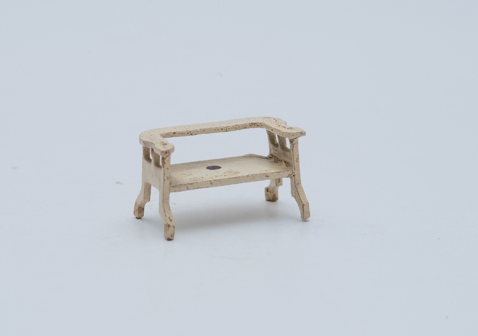 Lóca - ülőgarnitúra része, babaszoba tartozék (Szent István Király Múzeum - Hetedhét Játékmúzeum, Székesfehérvár CC BY-NC-SA)