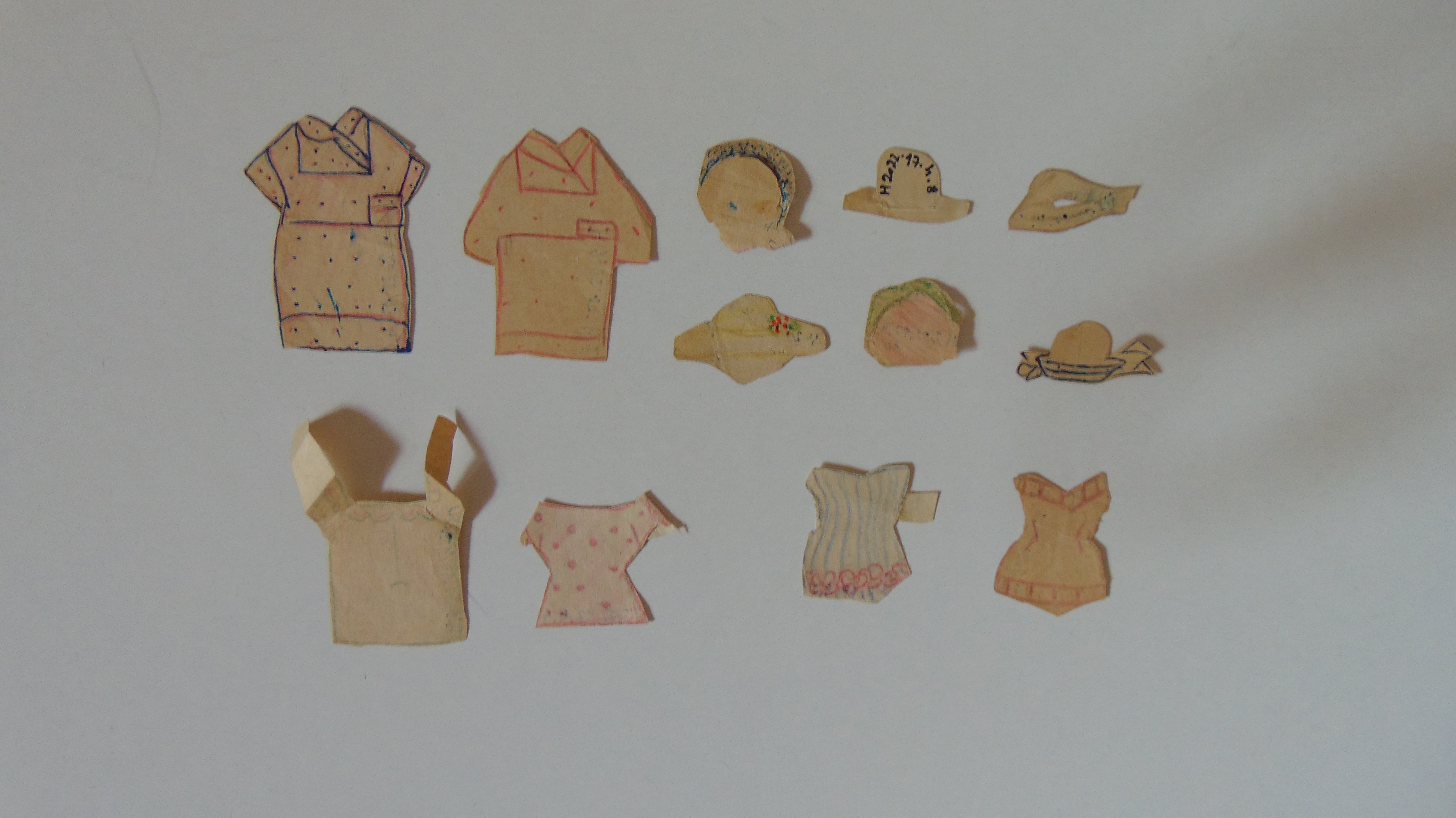 Papírruha (Szent István Király Múzeum - Hetedhét Játékmúzeum, Székesfehérvár CC BY-NC-SA)