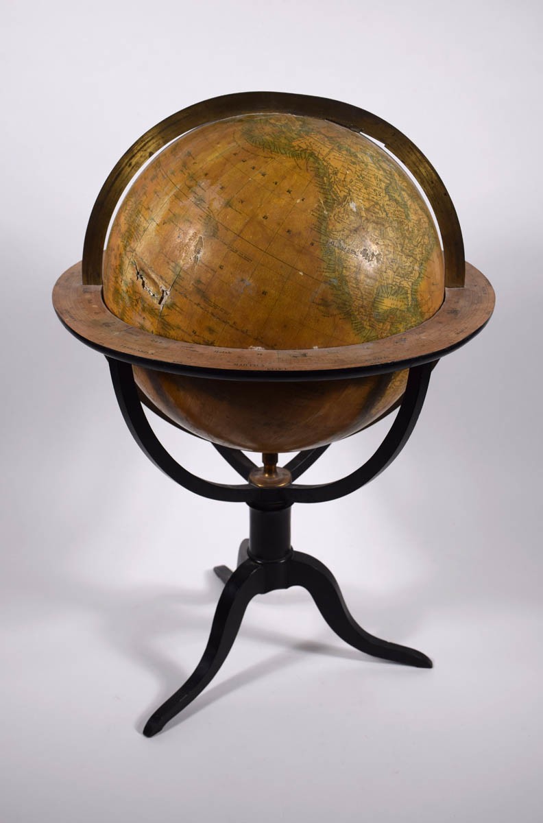 Földgömb háromlábú állványon (Pannonhalmi Főapátsági Múzeum CC BY-NC-SA)