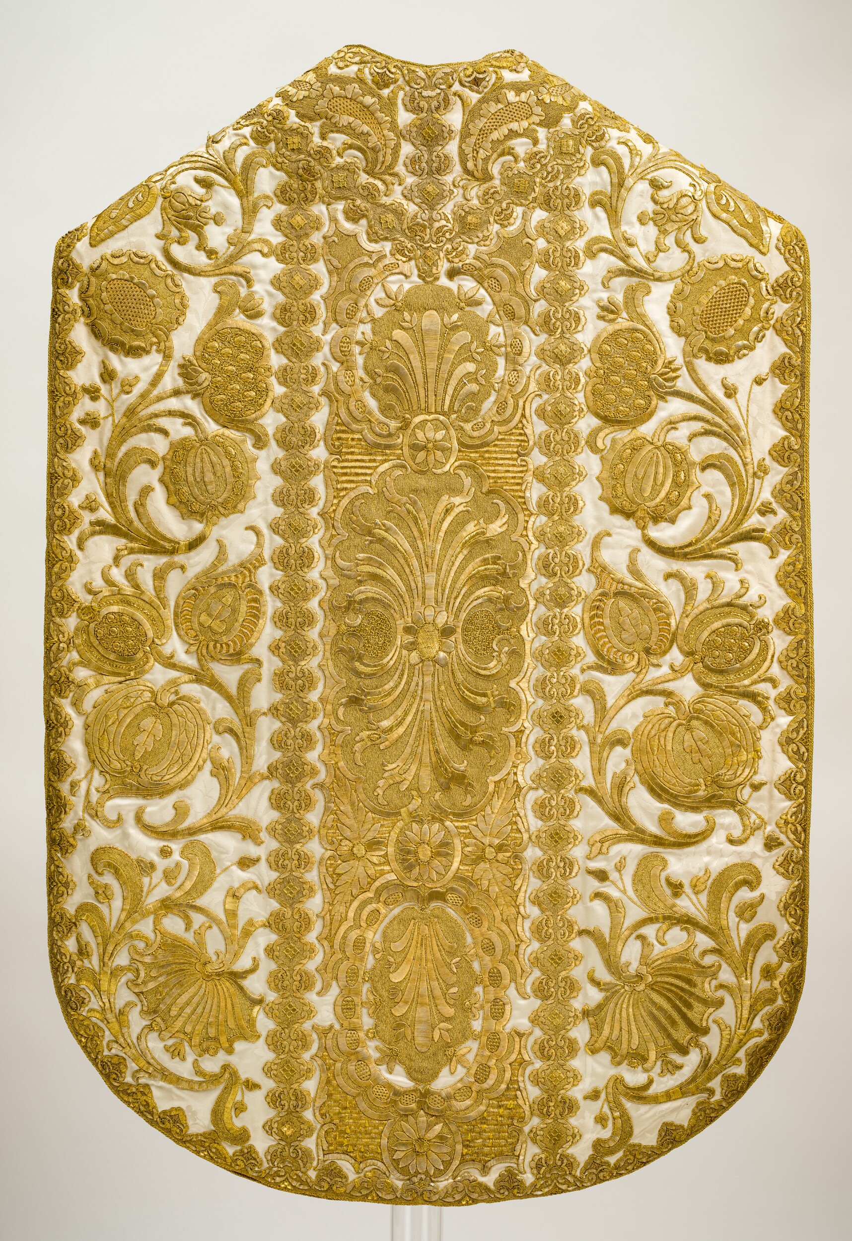 Aranyhímzéses vagy gránátalmás ornátus, casula (Pannonhalmi Főapátsági Múzeum CC BY-NC-SA)