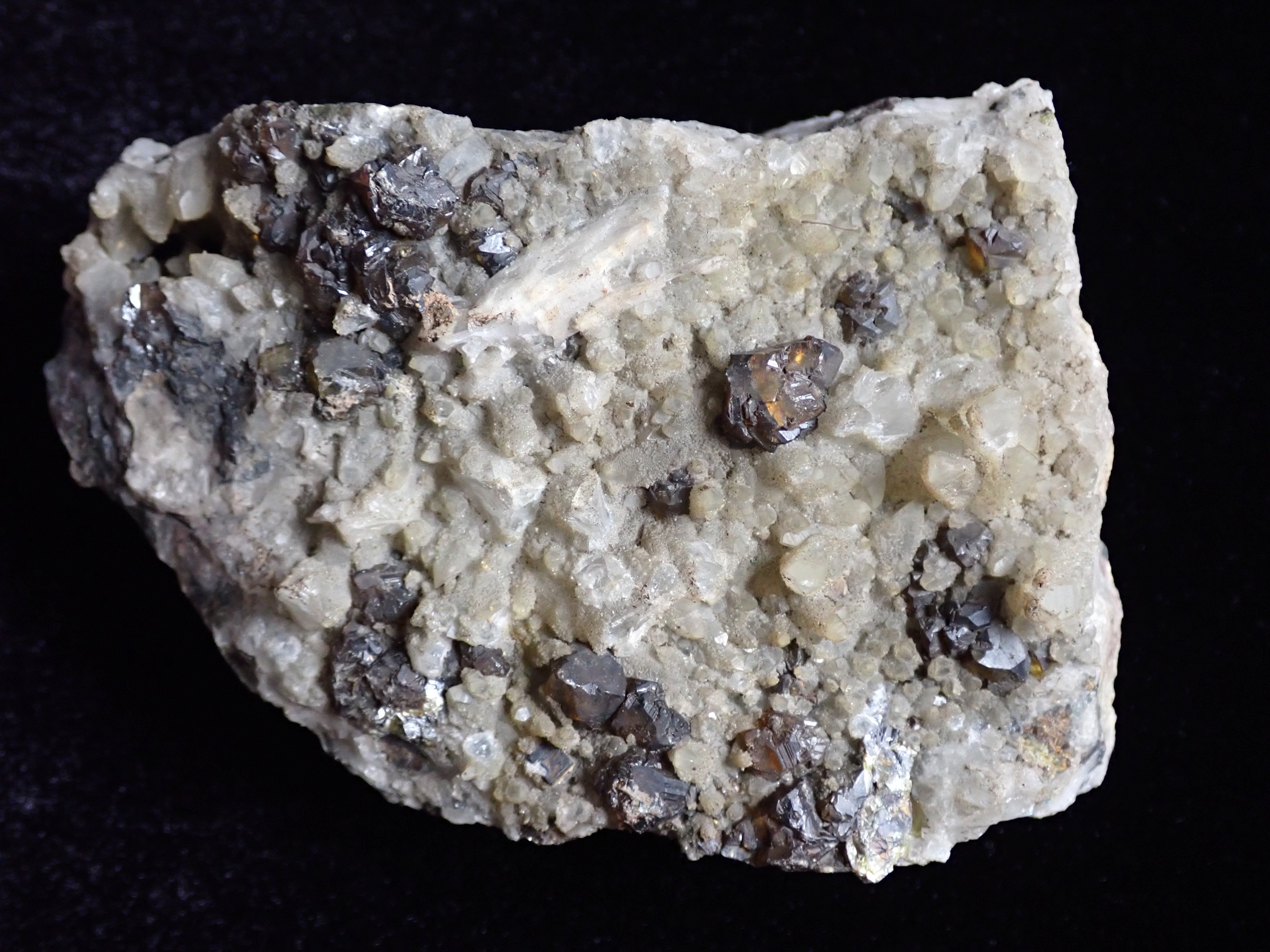 szfalerit, kvarc (Pannonhalmi Főapátsági Múzeum CC BY-NC-SA)