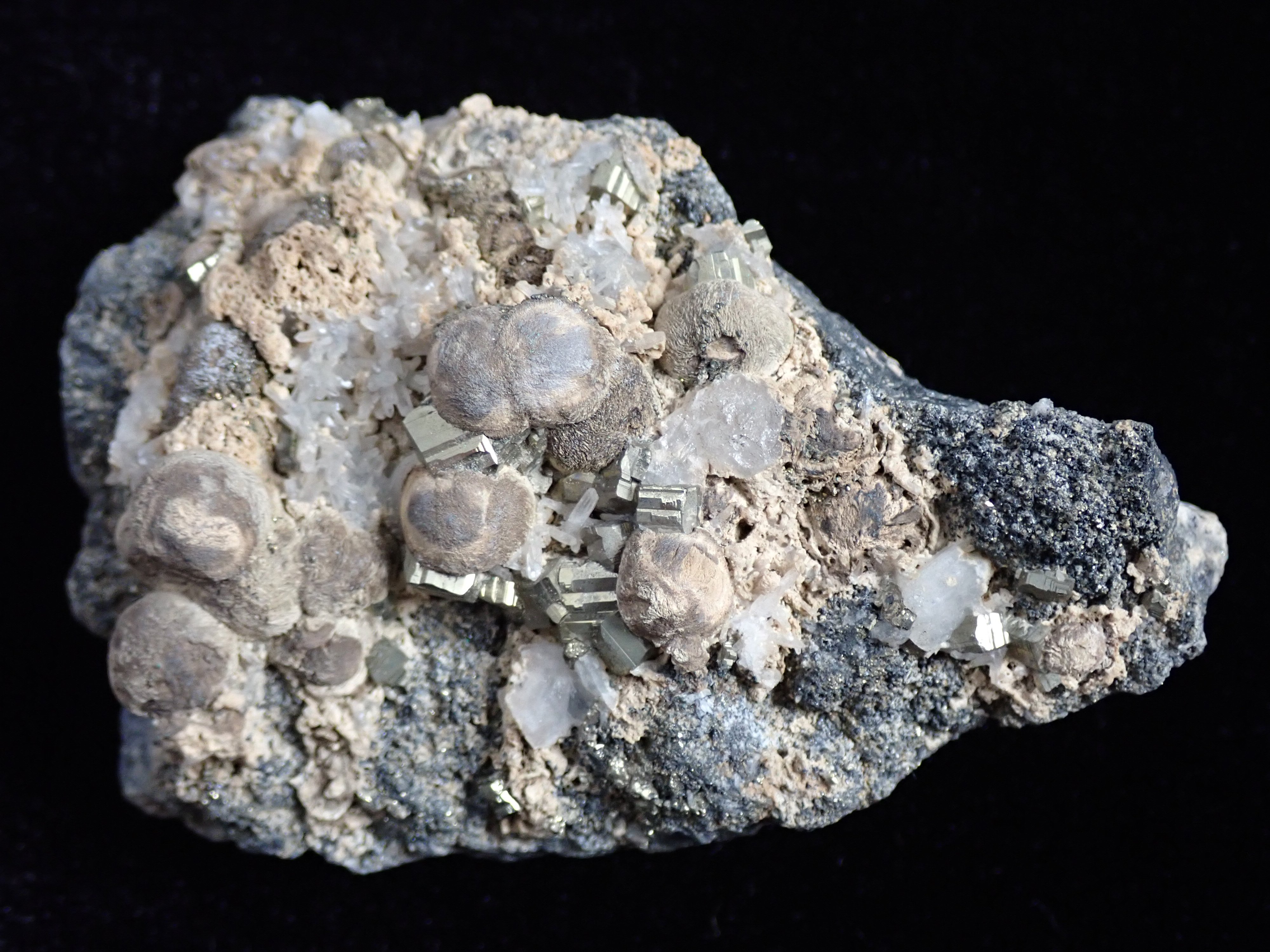 pirit, kalcit (Pannonhalmi Főapátsági Múzeum CC BY-NC-SA)