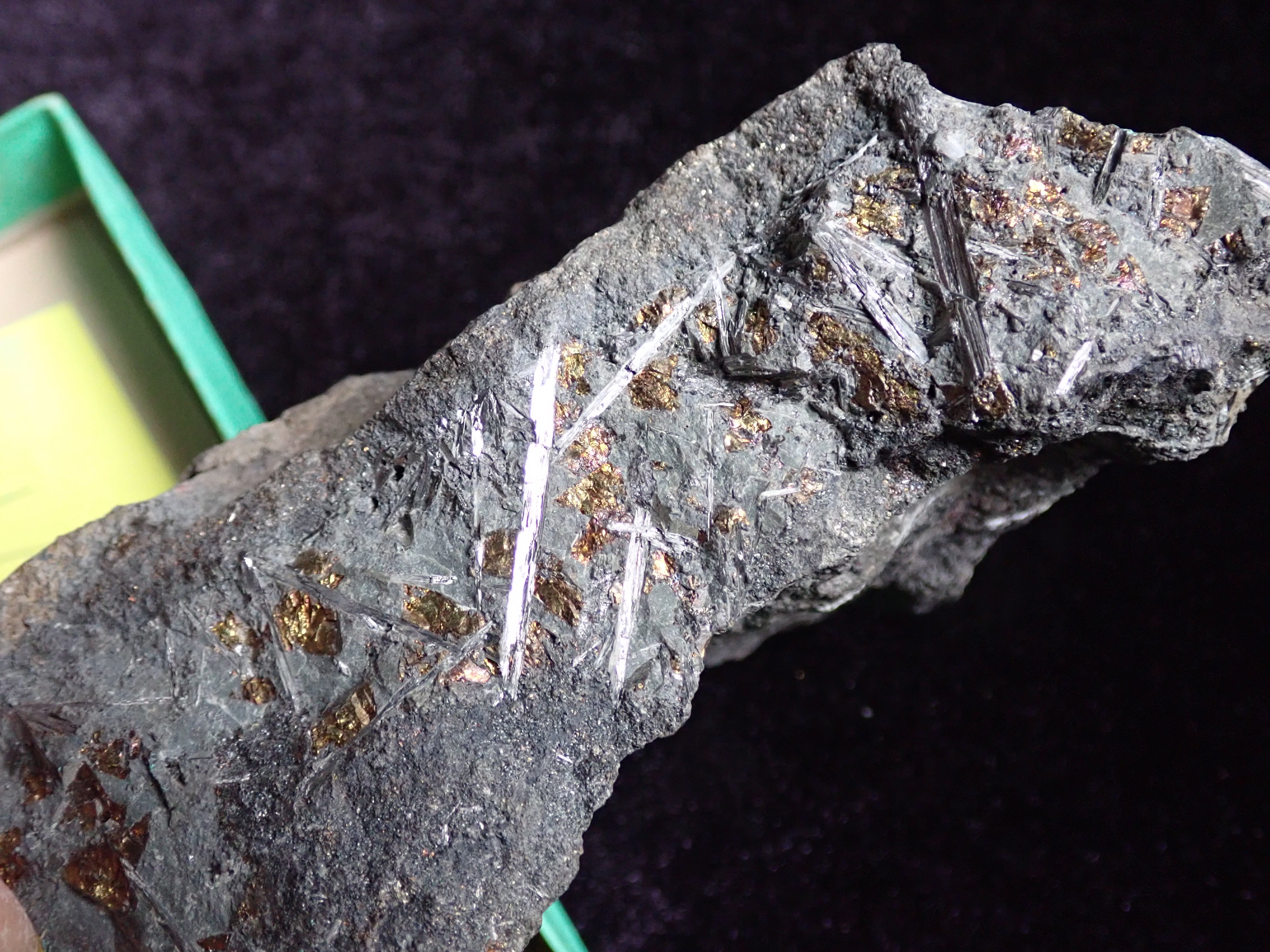 antimonit, kalkopirit (Pannonhalmi Főapátsági Múzeum CC BY-NC-SA)