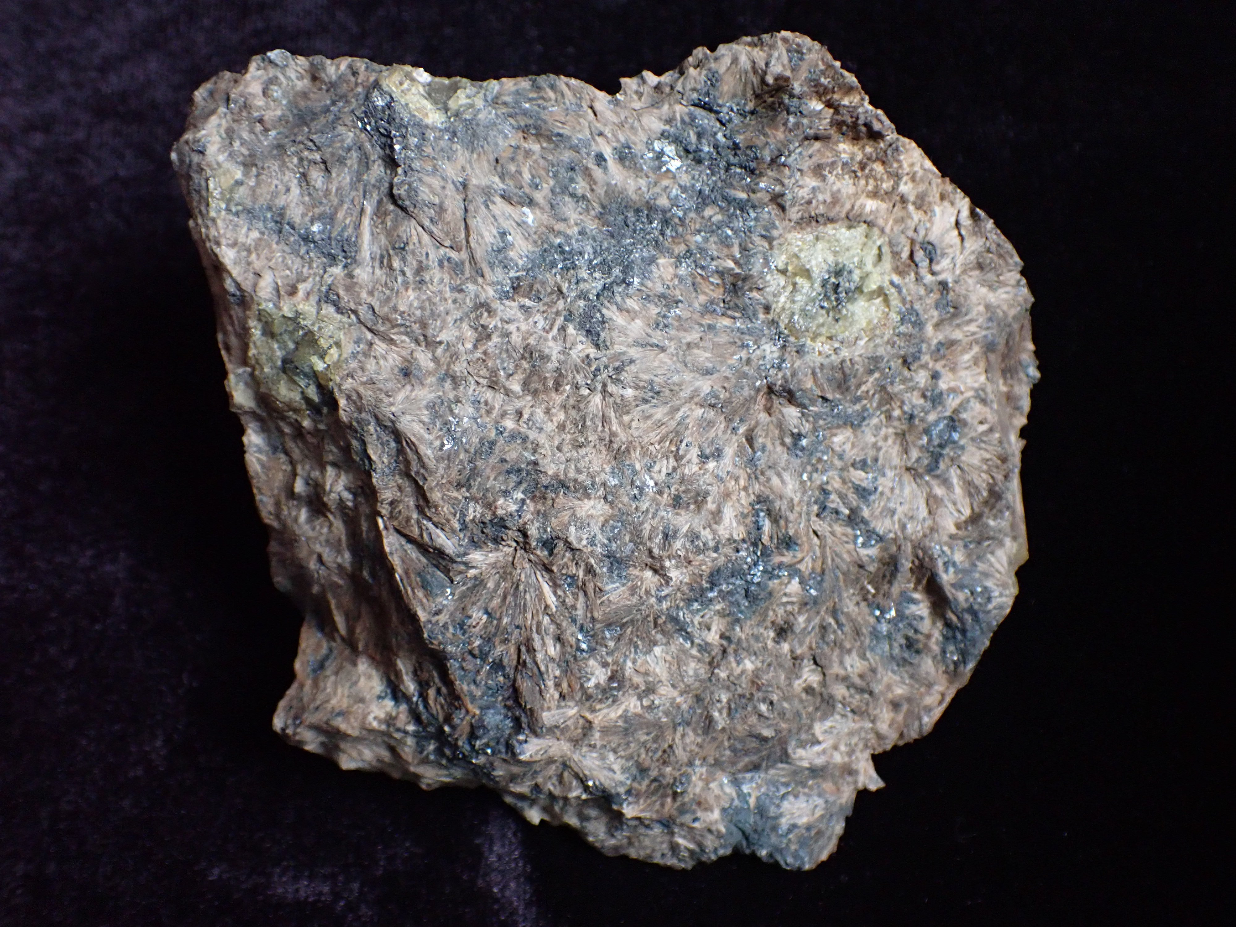 tremolit, grosszulár (Pannonhalmi Főapátsági Múzeum CC BY-NC-SA)