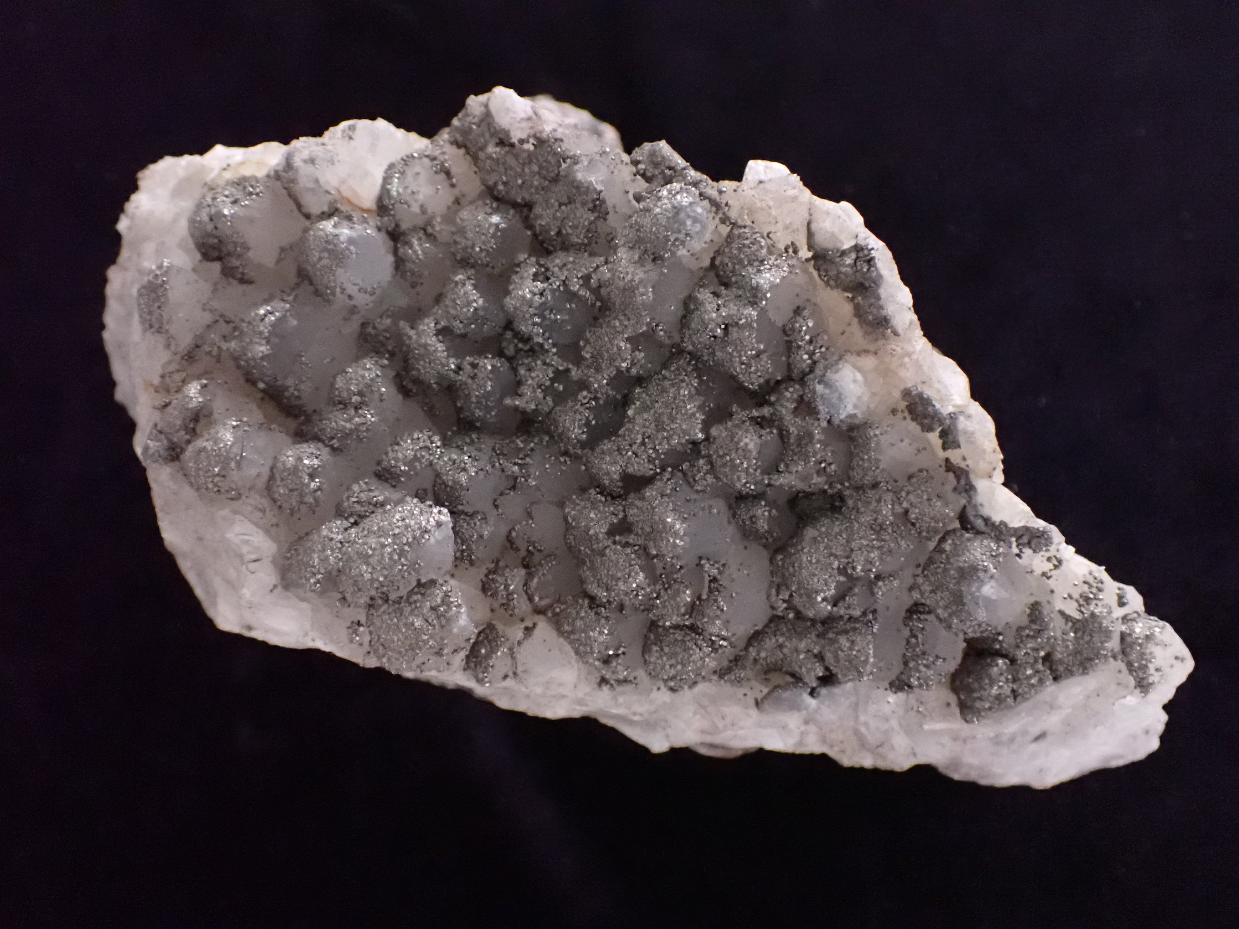 kvarc, pirit (Pannonhalmi Főapátsági Múzeum CC BY-NC-SA)