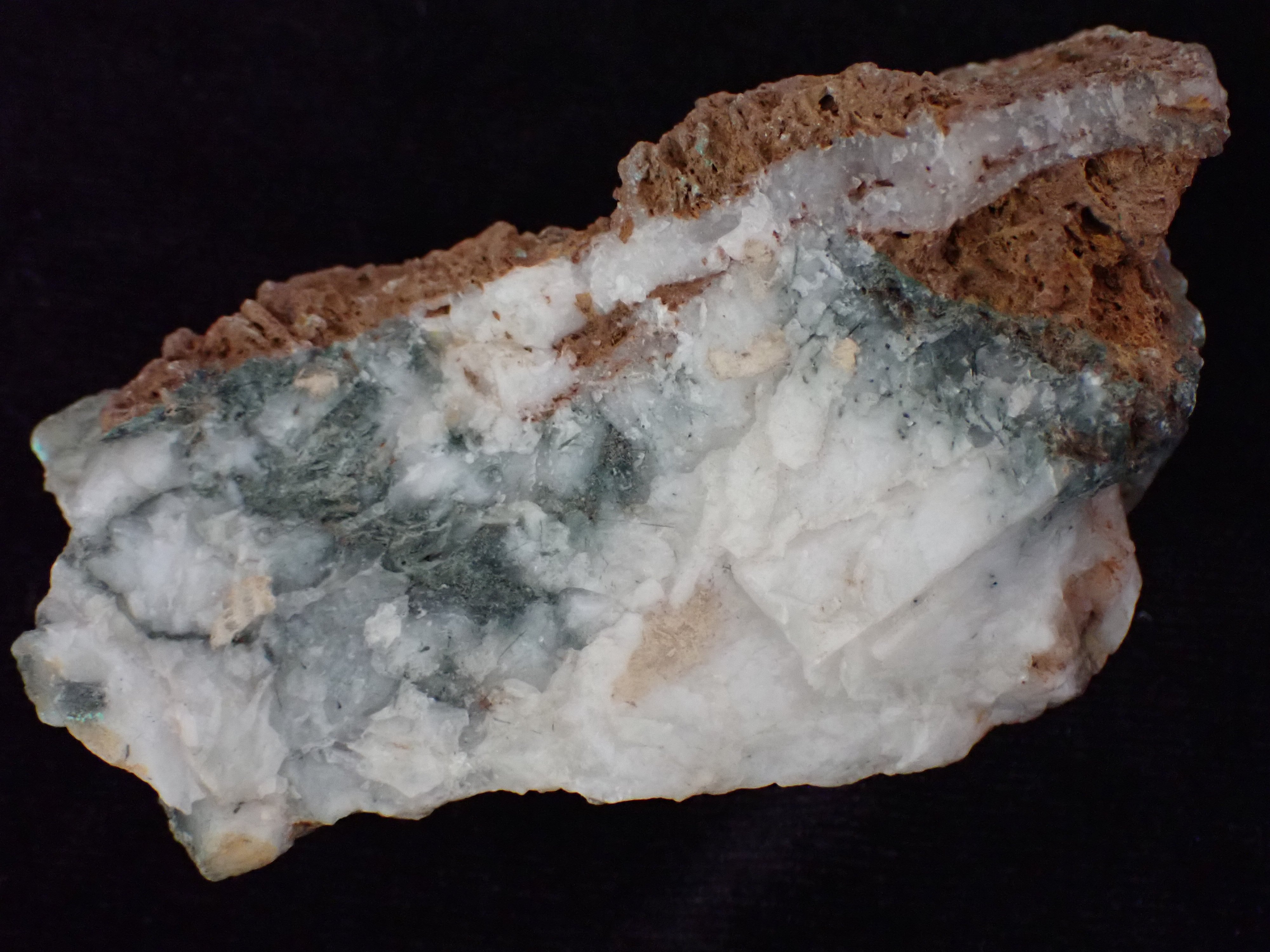 kvarc, aktinolit (Pannonhalmi Főapátsági Múzeum CC BY-NC-SA)