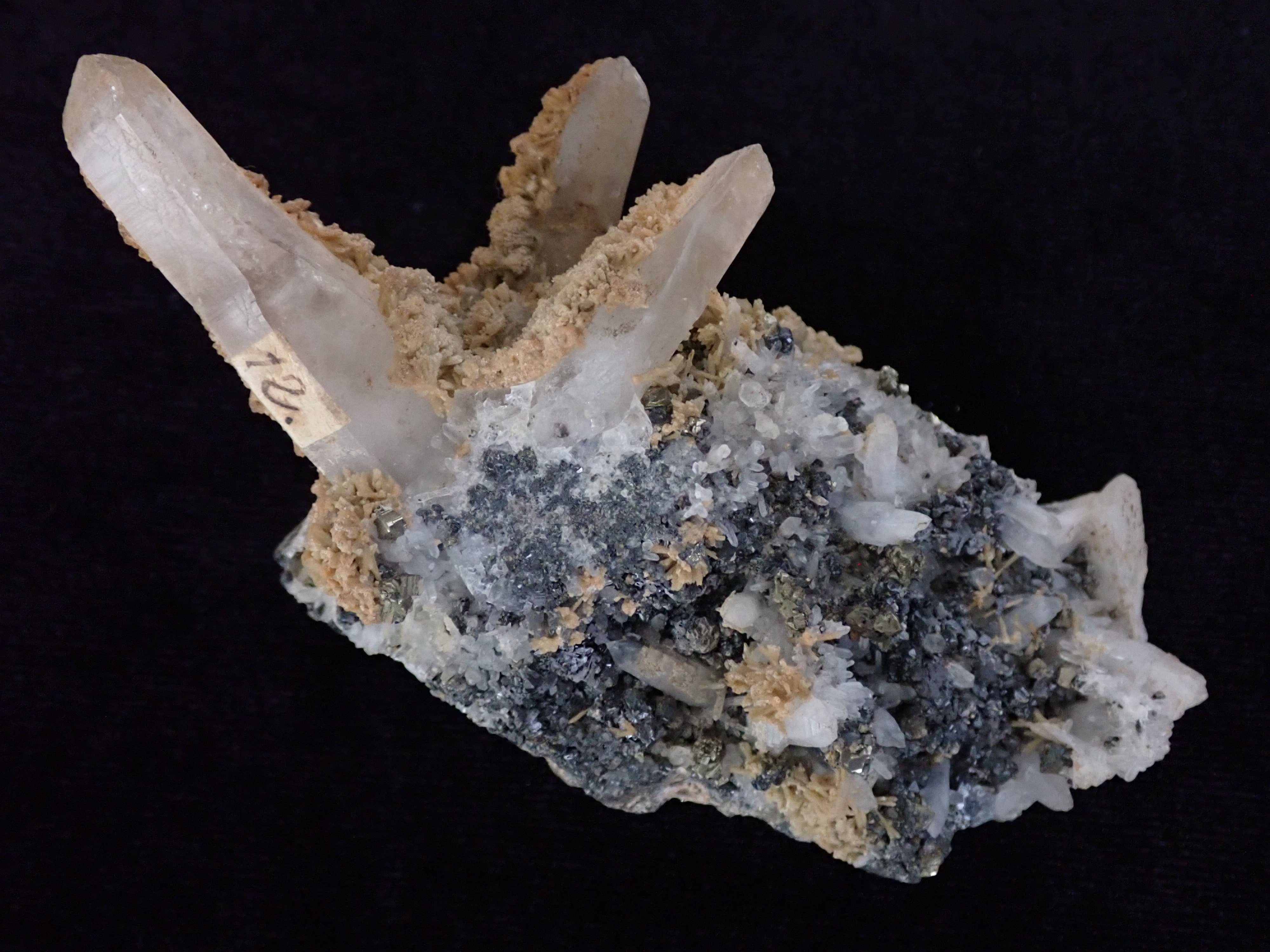 kvarc, kalcit, szfalerit, pirit (Pannonhalmi Főapátsági Múzeum CC BY-NC-SA)
