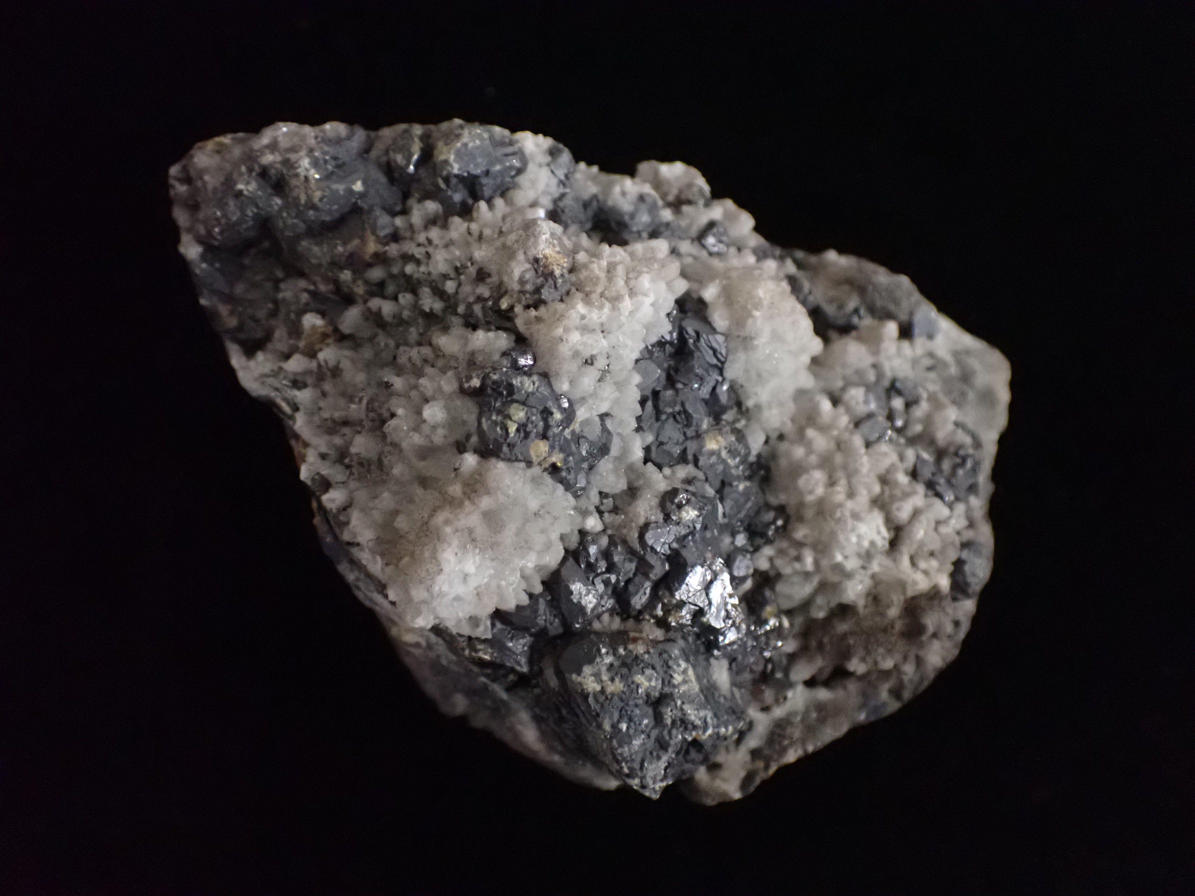 szfalerit, kvarc (Pannonhalmi Főapátsági Múzeum CC BY-NC-SA)