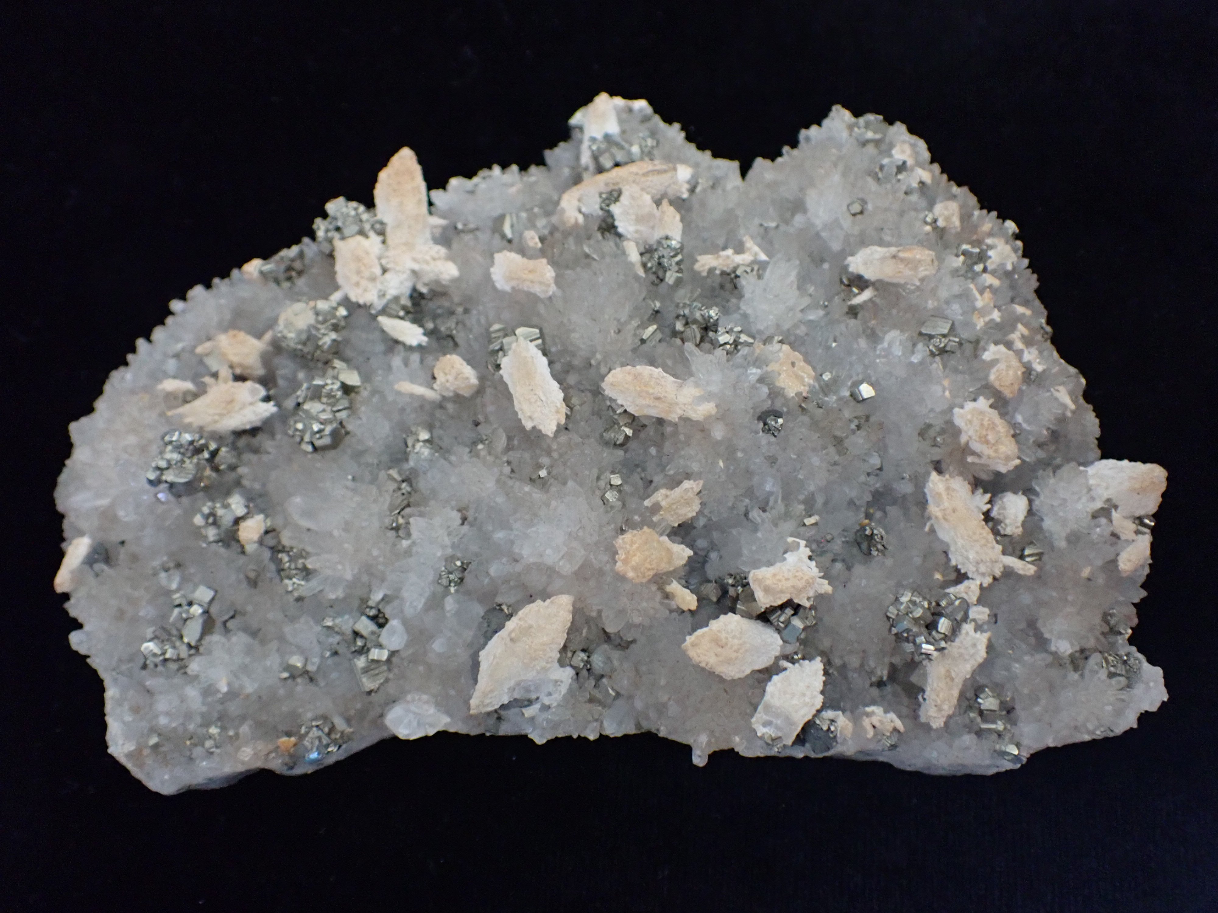 dolomit, kvarc, pirit (Pannonhalmi Főapátsági Múzeum CC BY-NC-SA)
