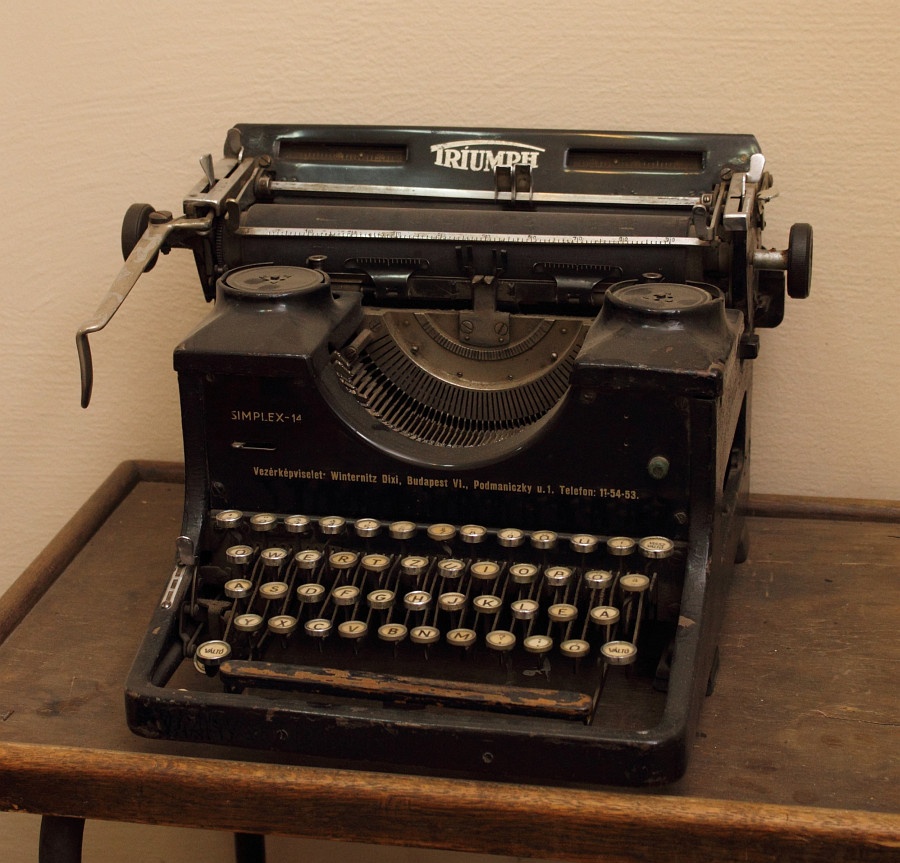 írógép (Biharkeresztesi Helytörténeti Gyűjtemény CC BY-NC-SA)