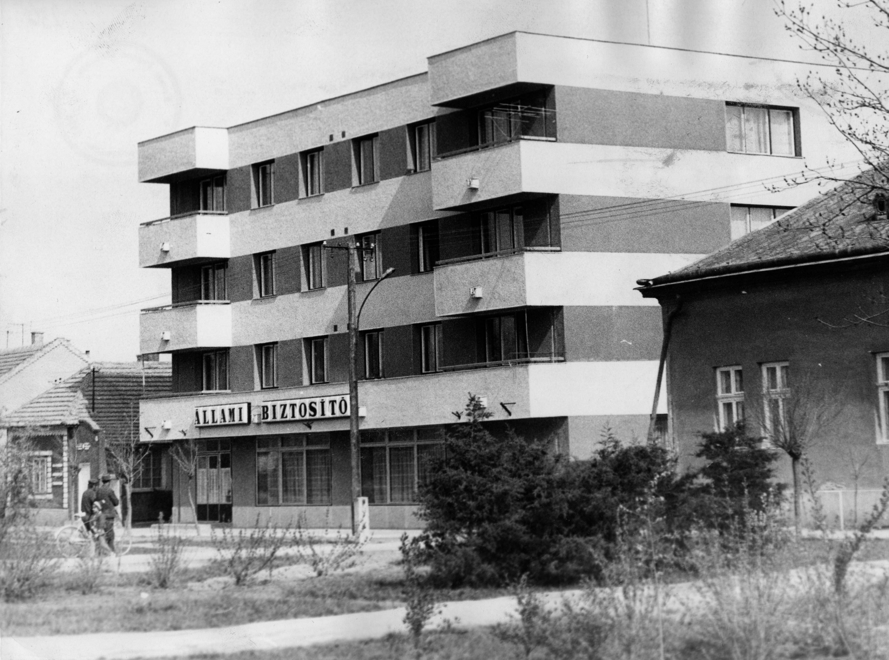 Az Állami Biztosító, s felette a szolgálati lakások (Karacs Ferenc Múzeum, Püspökladány CC BY-NC-SA)