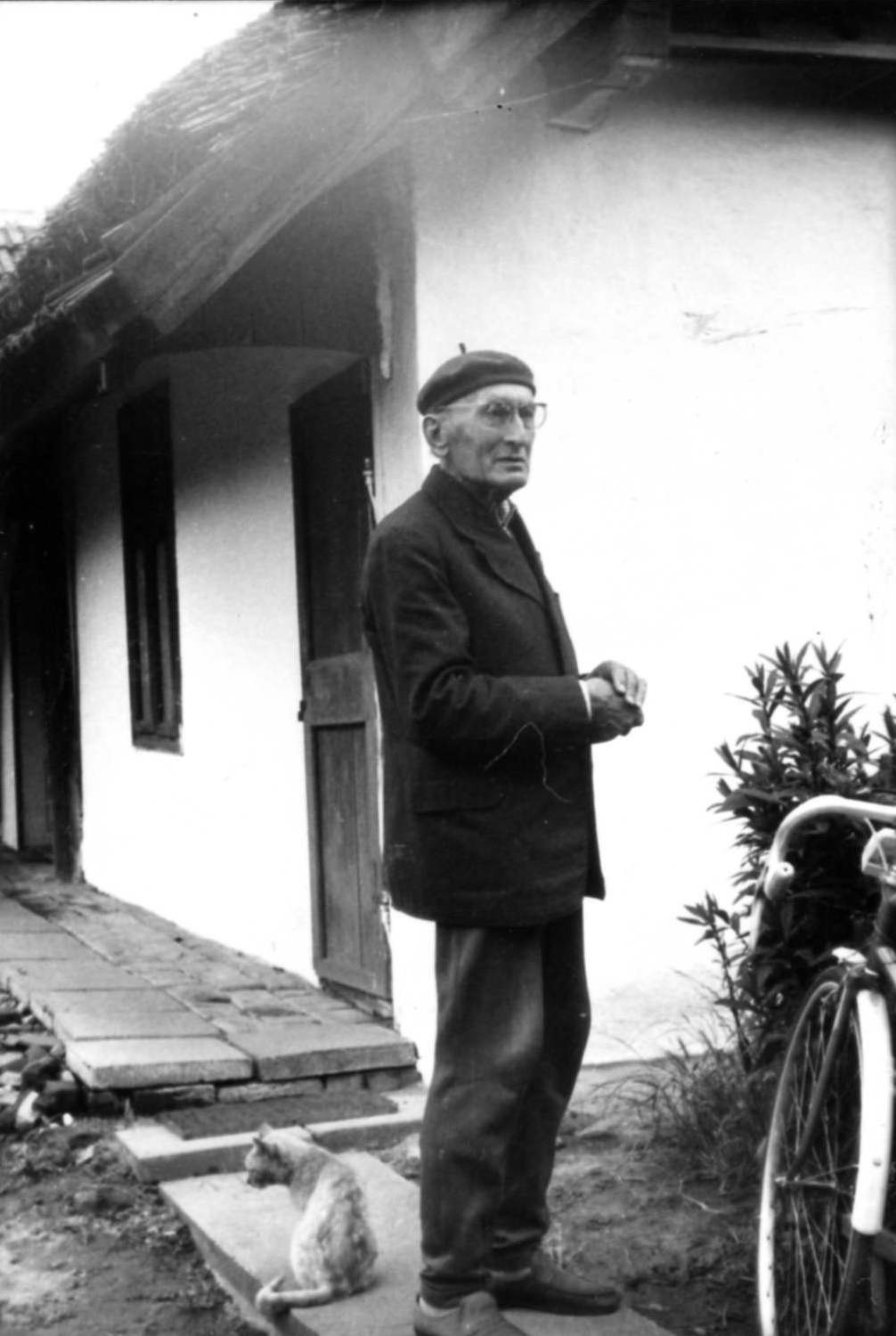 Szűcs Sándor a háza előtt (Karacs Ferenc Múzeum, Püspökladány CC BY-NC-SA)