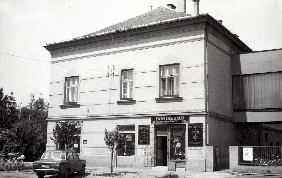 Utcarészlet /Hősök tere 1./ (Karacs Ferenc Múzeum, Püspökladány CC BY-NC-SA)