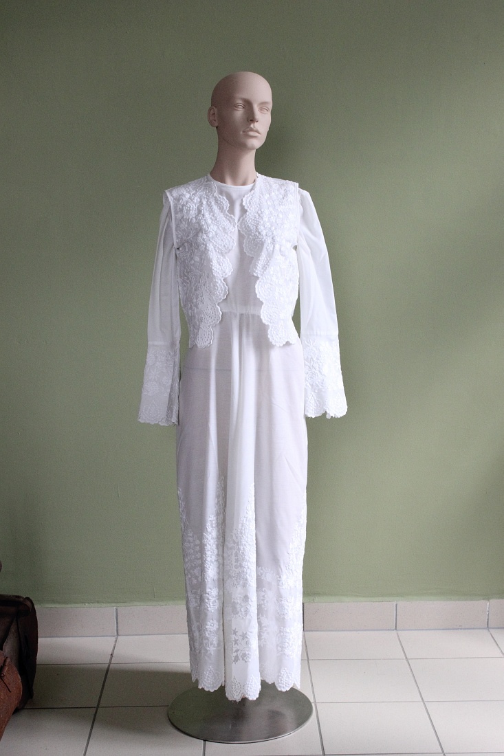 hímzett menyasszonyi ruha, mellénnyel (Furtai Helytörténeti Gyűjtemény CC BY-NC-SA)