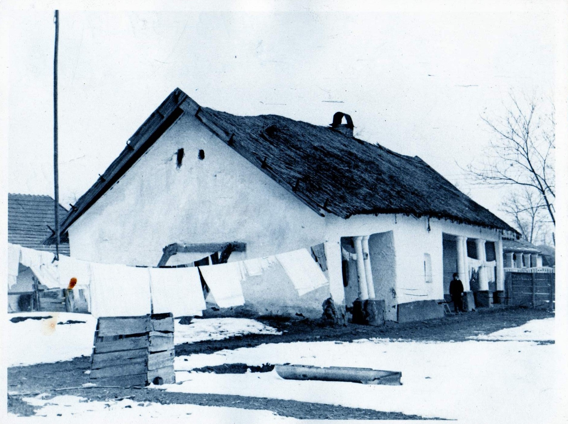 Nádtetős, osztott tornácos régi lakás (Karacs Ferenc Múzeum, Püspökladány CC BY-NC-SA)