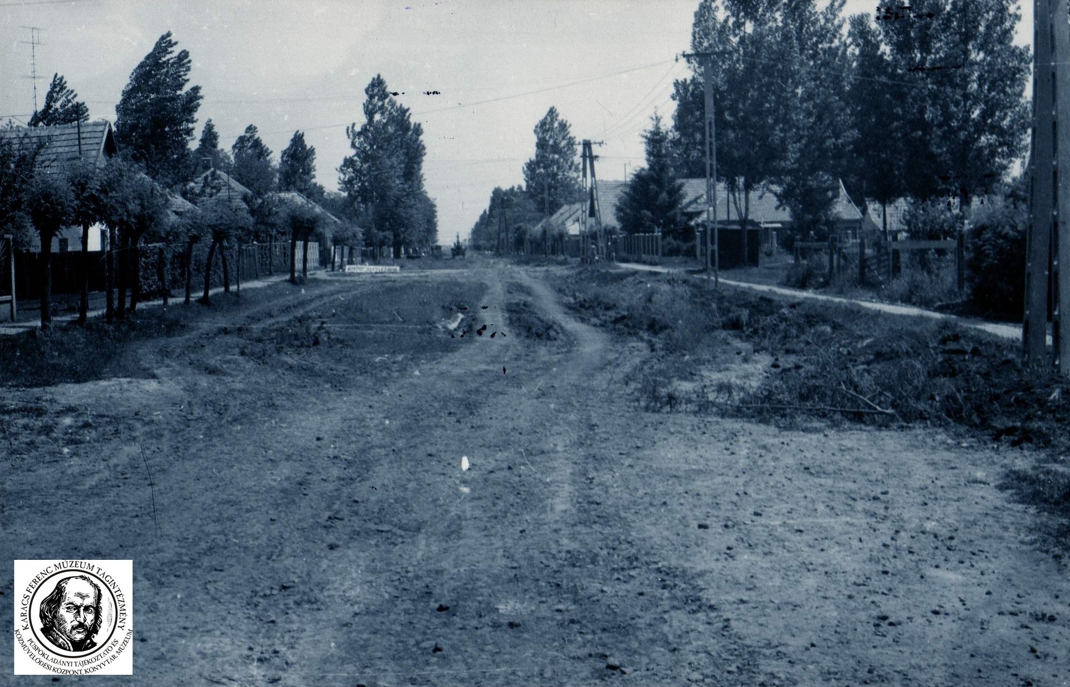Ismeretlen falusi utca fotója (Karacs Ferenc Múzeum, Püspökladány CC BY-NC-SA)