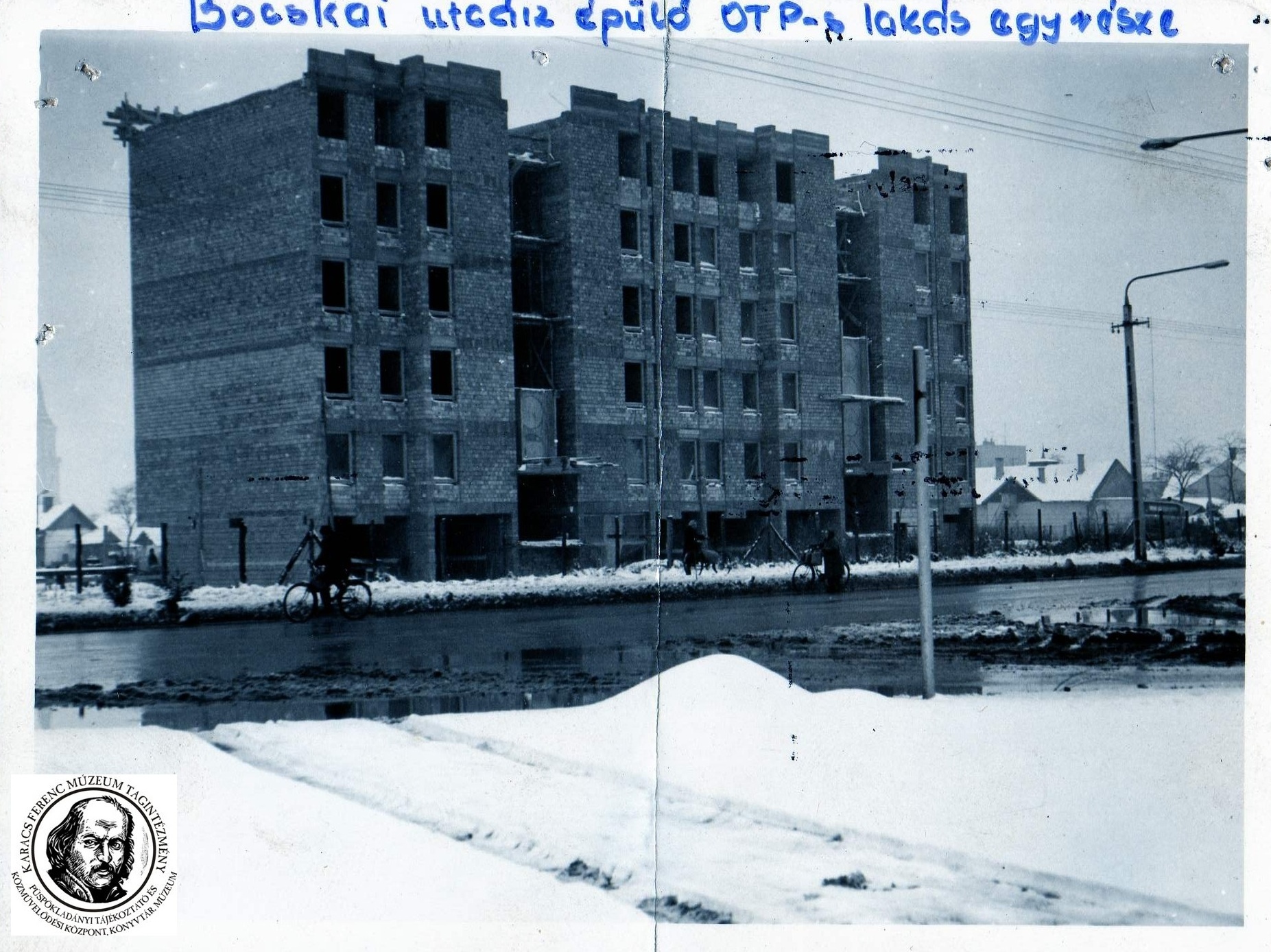 A Bocskai utcán épülő OTP-s lakás építése (Karacs Ferenc Múzeum, Püspökladány CC BY-NC-SA)