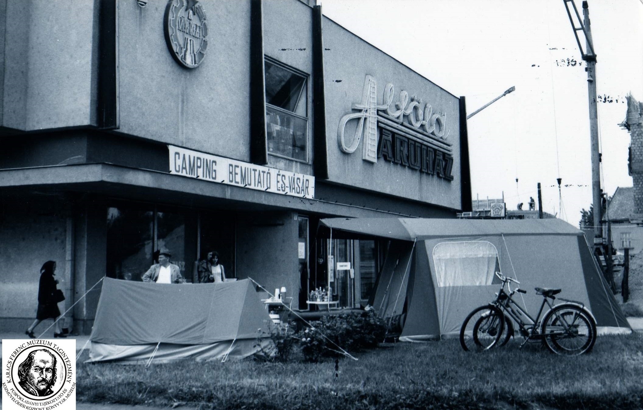 Camping bemutató és vásár az Alföld Áruházban (Karacs Ferenc Múzeum, Püspökladány CC BY-NC-SA)