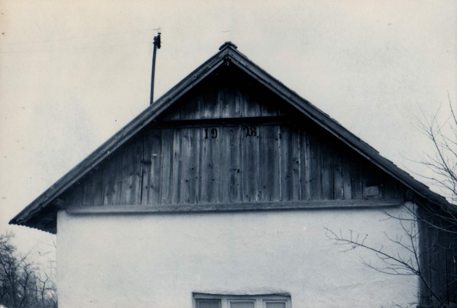 1928-as évszámmal ellátott deszka házoromzat (Karacs Ferenc Múzeum, Püspökladány CC BY-NC-SA)