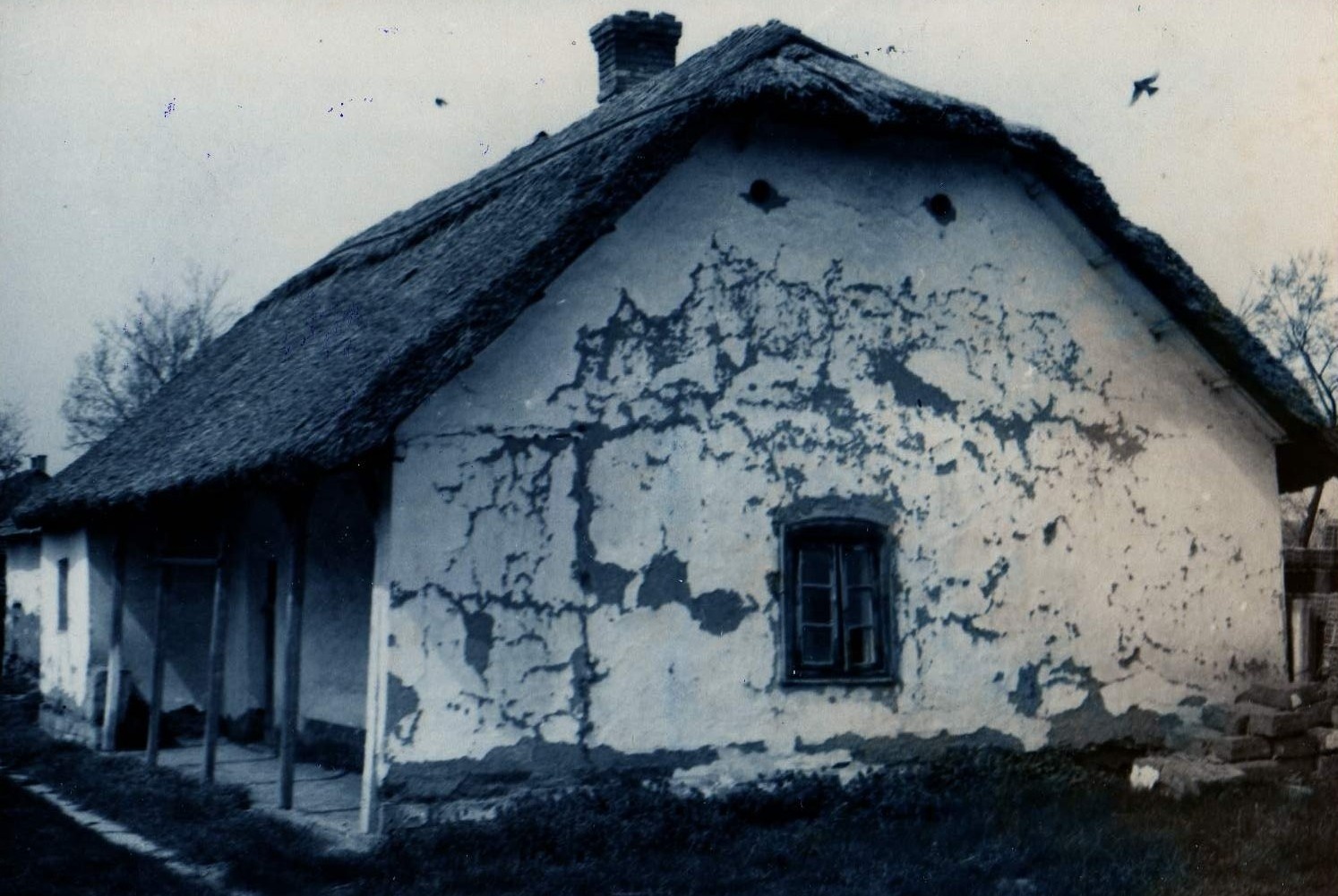Kontyolt tetejű, náddal fedett tornácos ház (Karacs Ferenc Múzeum, Püspökladány CC BY-NC-SA)