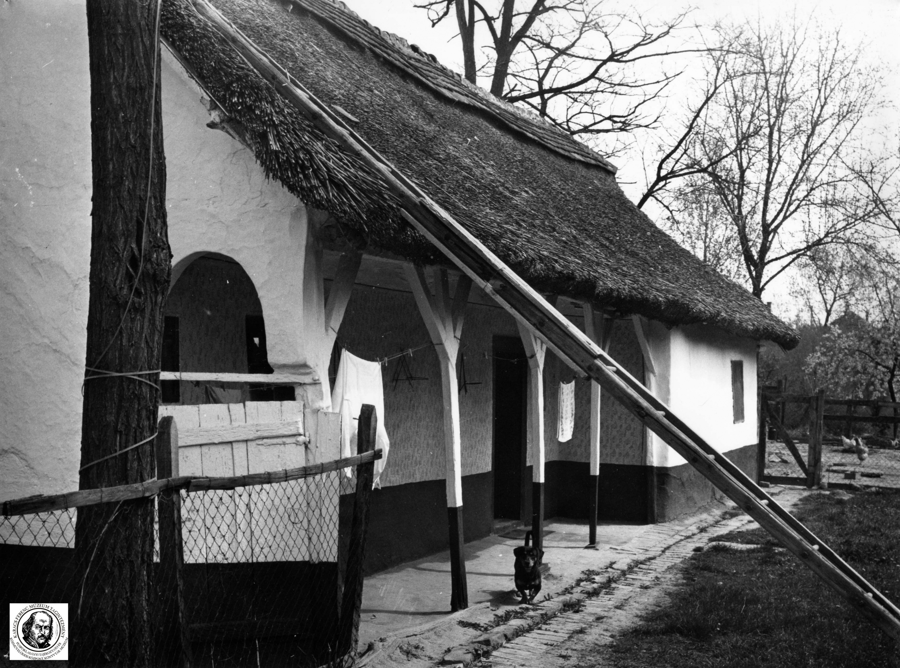 Nádtetős, tornácos ház boltíves bejáróval, csirkelábas oszlopokkal (Karacs Ferenc Múzeum, Püspökladány CC BY-NC-SA)