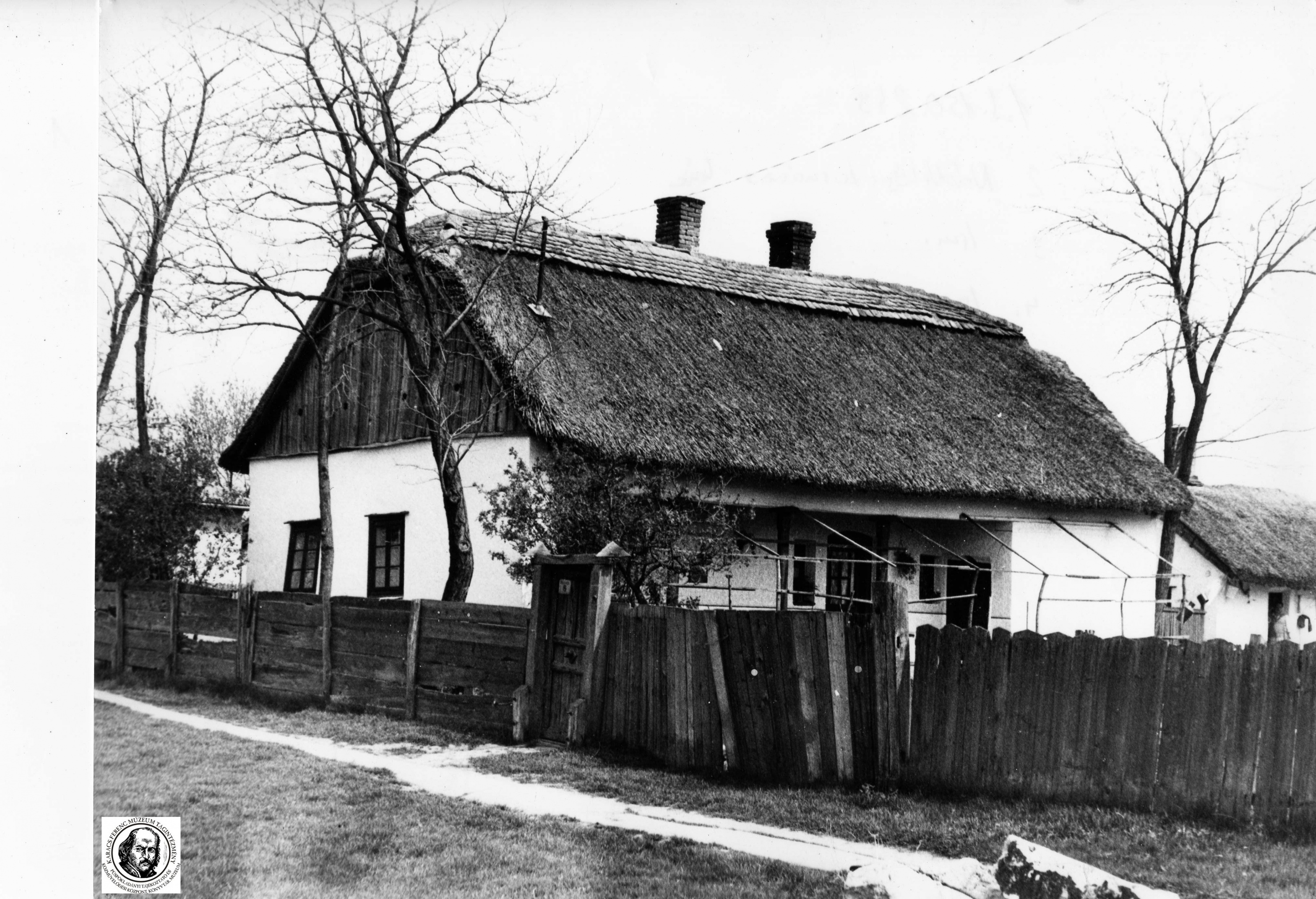 Nádtetős, tornácos ház (Karacs Ferenc Múzeum, Püspökladány CC BY-NC-SA)