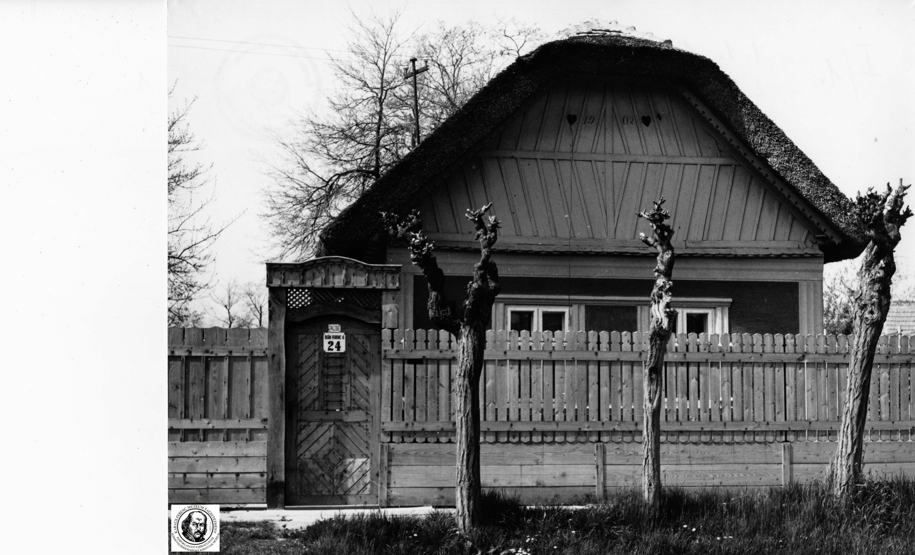Nádtetős, kontyolt tetős, 1902-es évszámú ház díszes kiskapuval (Karacs Ferenc Múzeum, Püspökladány CC BY-NC-SA)
