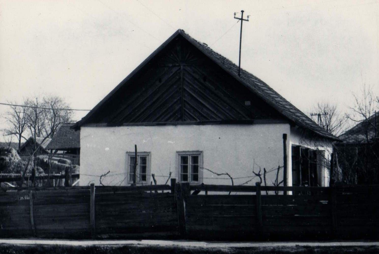 Napsugaras oromdíszű tornácos ház (Karacs Ferenc Múzeum, Püspökladány CC BY-NC-SA)