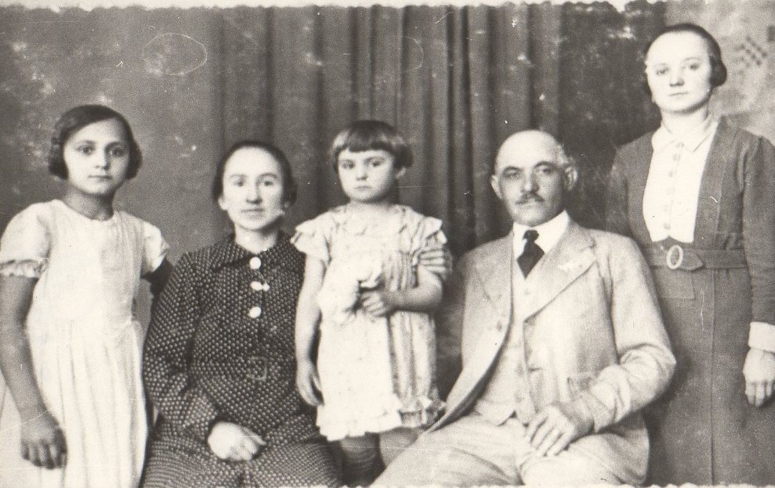 Dúró Sándor és családja: Ilona, Julianna és Erzsébet (Karacs Ferenc Múzeum, Püspökladány CC BY-NC-SA)