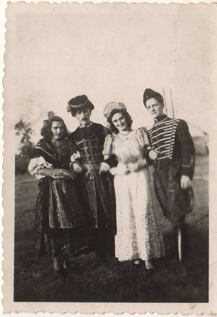 Strauss: Cigánybáró című operettjének négy szereplője (Karacs Ferenc Múzeum, Püspökladány CC BY-NC-SA)