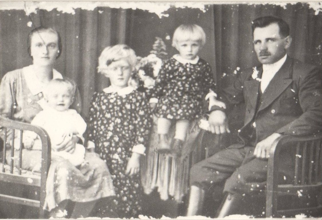 Kovács Márton és neje, B. Kiss Etelka, valamint gyermekeik: Etelka, Róza és Márton (Karacs Ferenc Múzeum, Püspökladány CC BY-NC-SA)