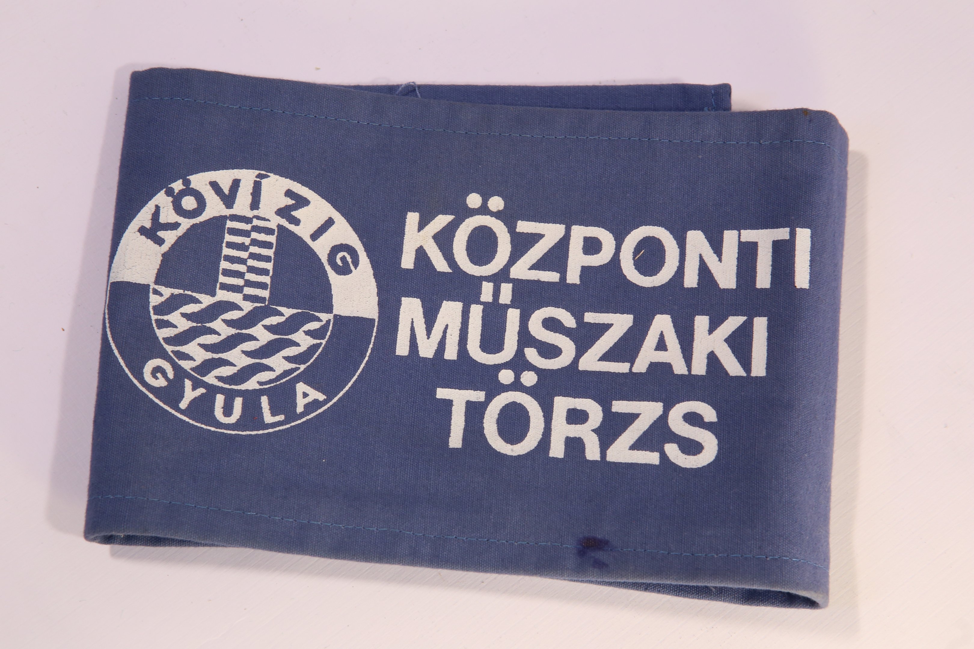 Textil karszalag - Központi Műszaki Törzs (Magyar Környezetvédelmi és Vízügyi Múzeum - Duna Múzeum CC BY-NC-SA)