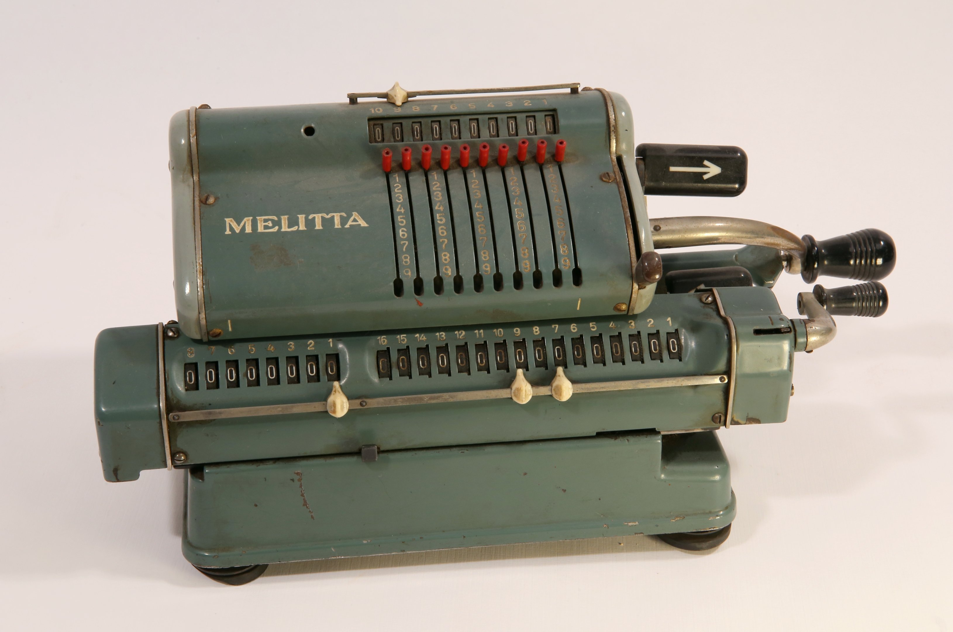 MELITTA kézi meghajtású 4 főműveletes számológép (Magyar Környezetvédelmi és Vízügyi Múzeum - Duna Múzeum CC BY-NC-SA)