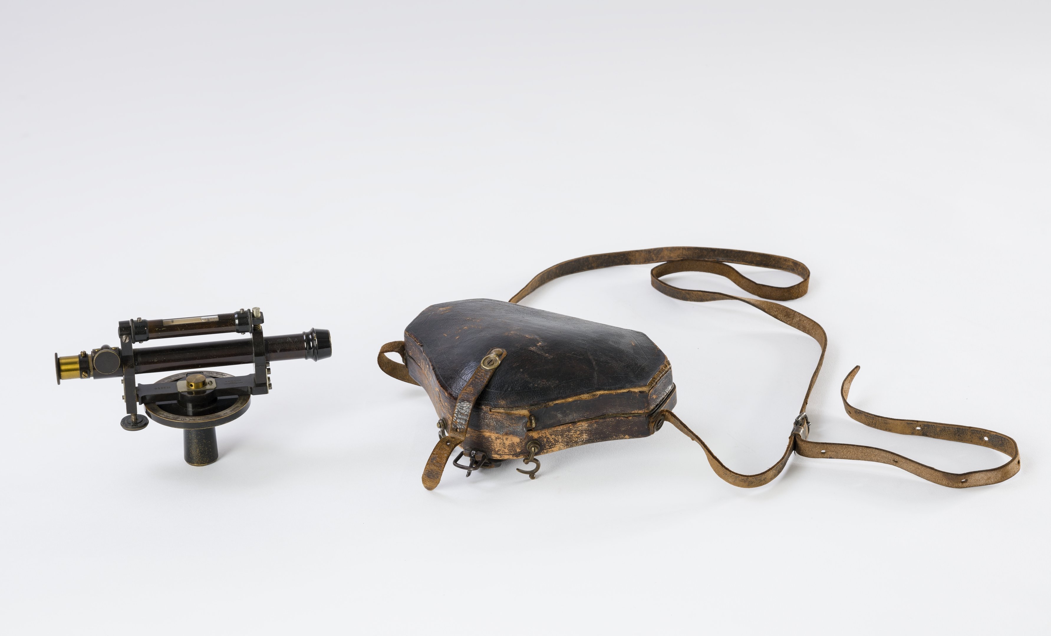 Zsebszintező műszer bőrtokban (Magyar Környezetvédelmi és Vízügyi Múzeum - Duna Múzeum CC BY-NC-SA)