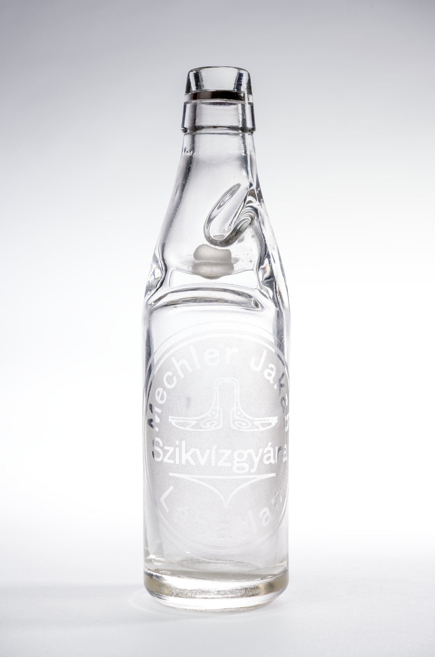 Golyószelepes szénsavas üdítőitalos üveg (Magyar Környezetvédelmi és Vízügyi Múzeum - Duna Múzeum CC BY-NC-SA)