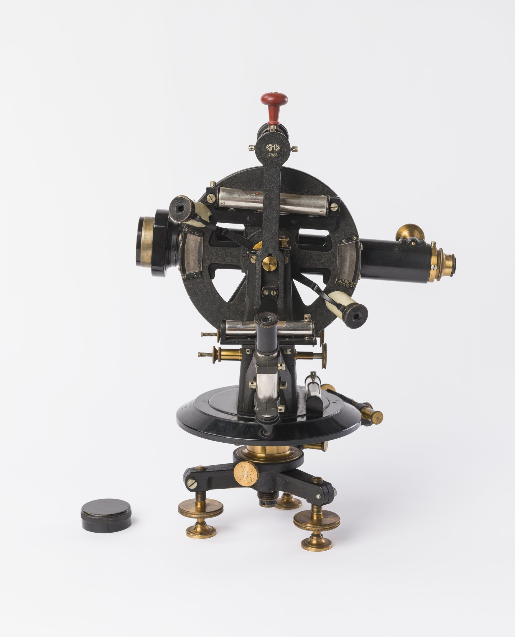 Egyszerű irányszálas tachiméter-teodolit (Magyar Környezetvédelmi és Vízügyi Múzeum - Duna Múzeum CC BY-NC-SA)