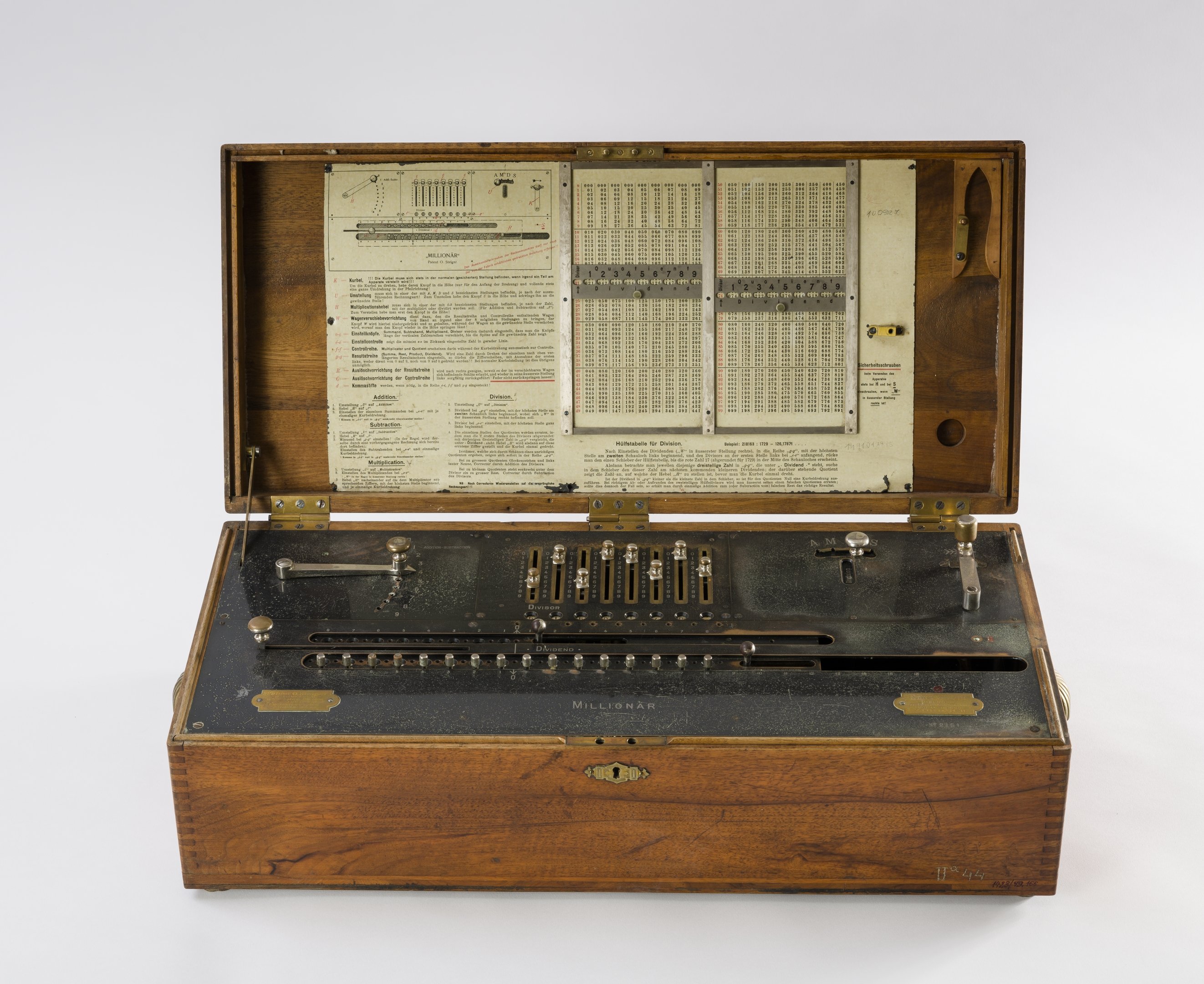 Millionär számológép (Magyar Környezetvédelmi és Vízügyi Múzeum - Duna Múzeum CC BY-NC-SA)