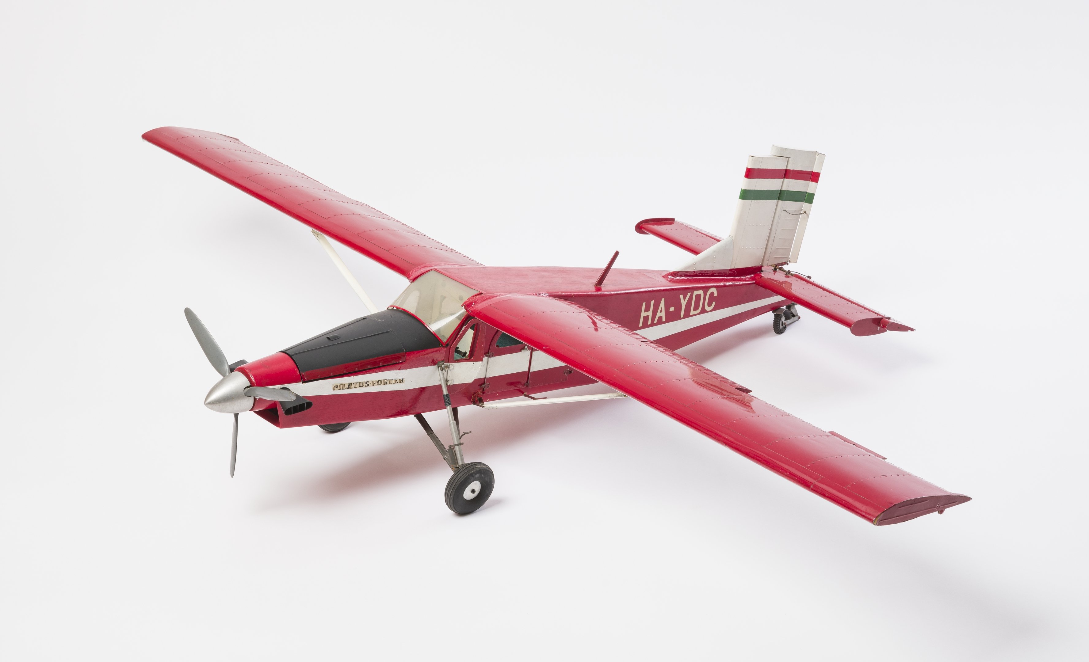 PILATUS PORTER repülőgép léptékhelyes modellje (Magyar Környezetvédelmi és Vízügyi Múzeum - Duna Múzeum CC BY-NC-SA)