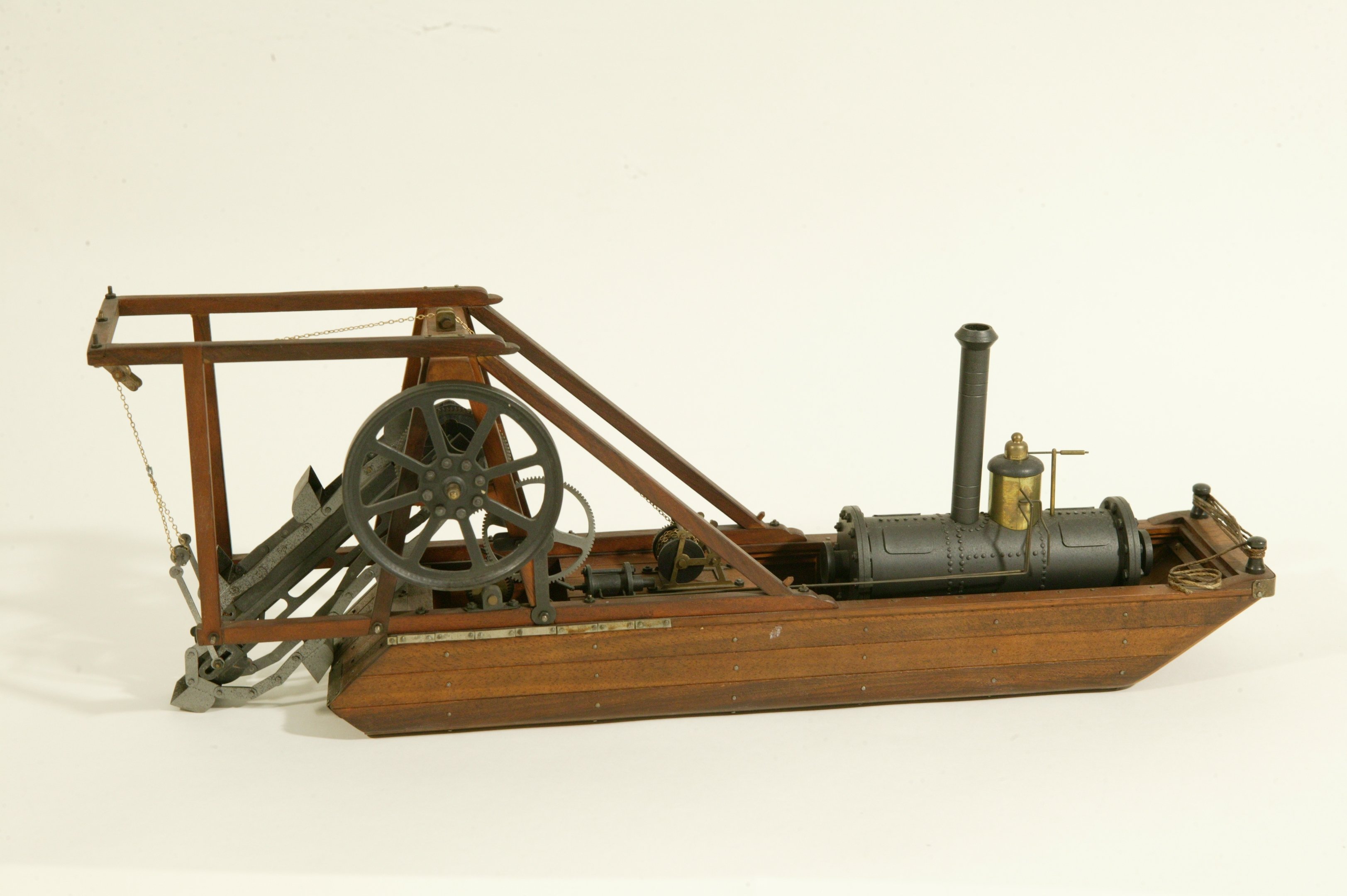 Gőzüzemű vontató-kotróhajó modellje (Magyar Környezetvédelmi és Vízügyi Múzeum - Duna Múzeum CC BY-NC-SA)