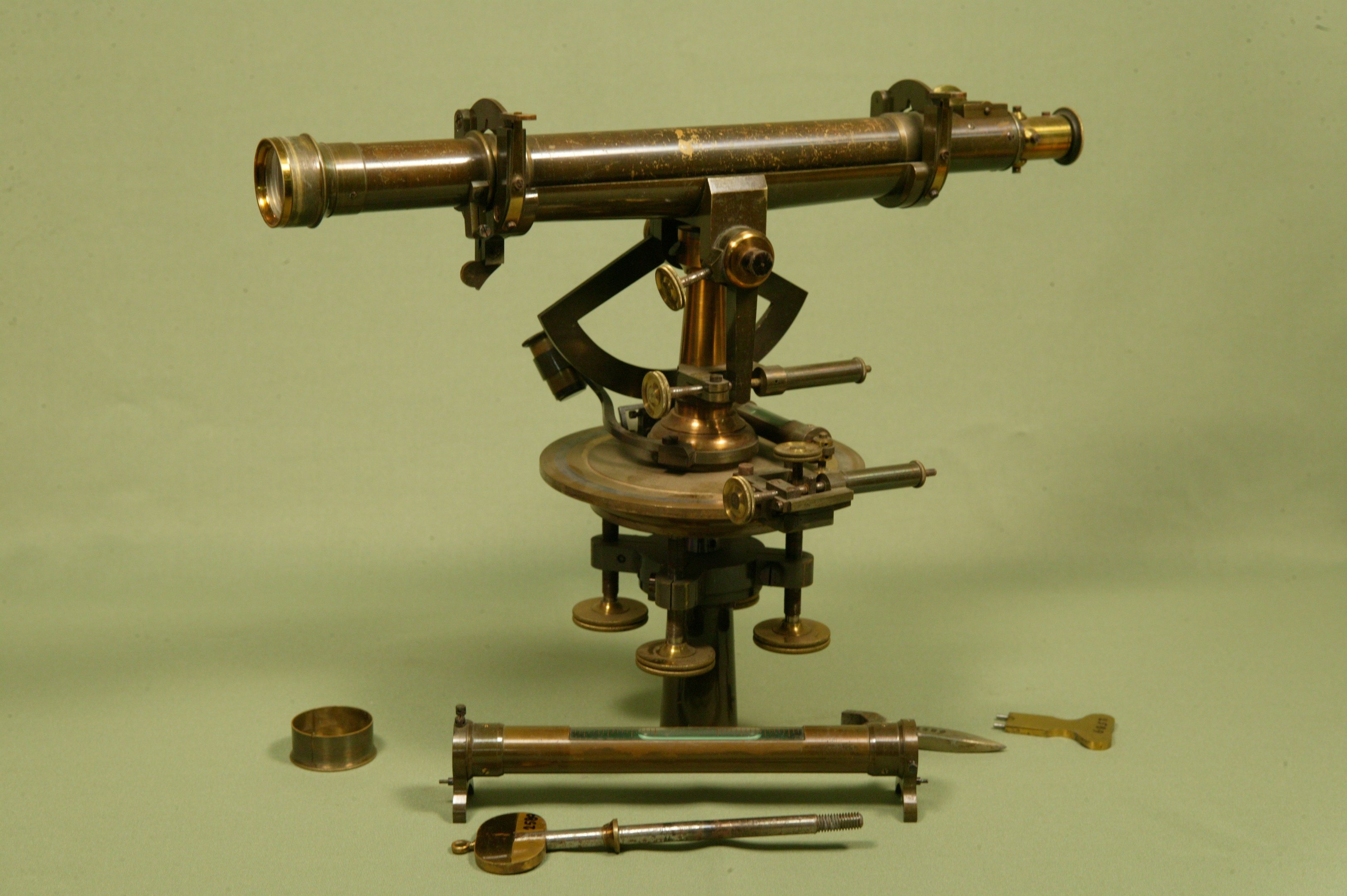 Egyetemes szintezőműszer (Magyar Környezetvédelmi és Vízügyi Múzeum - Duna Múzeum CC BY-NC-SA)