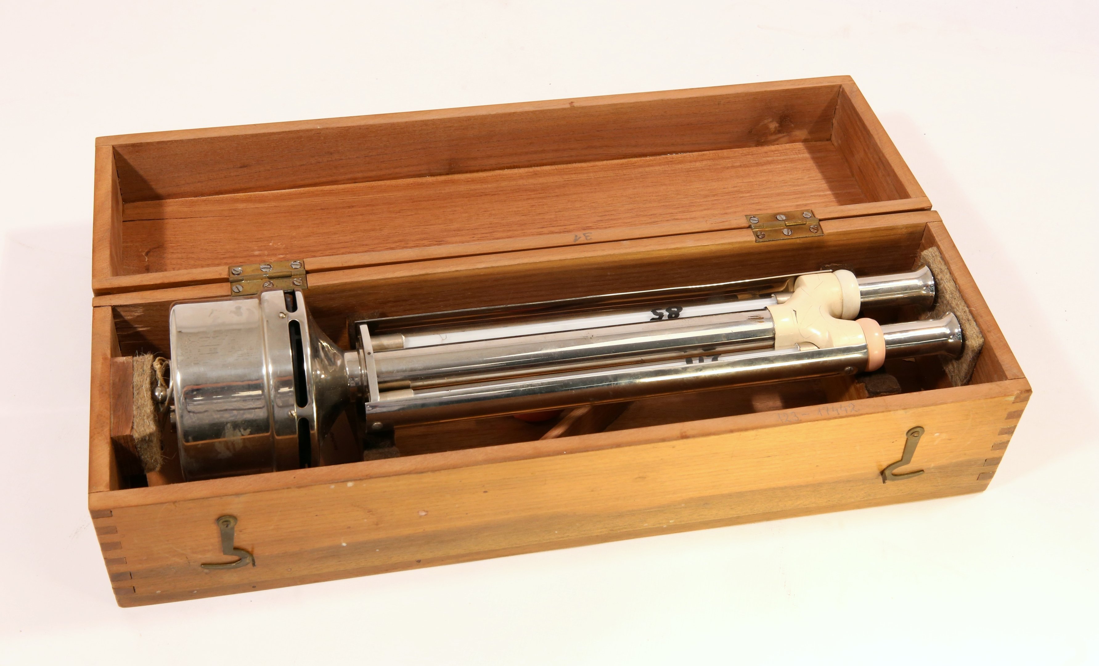 Assman-féle pszichrometer (Magyar Környezetvédelmi és Vízügyi Múzeum - Duna Múzeum CC BY-NC-SA)