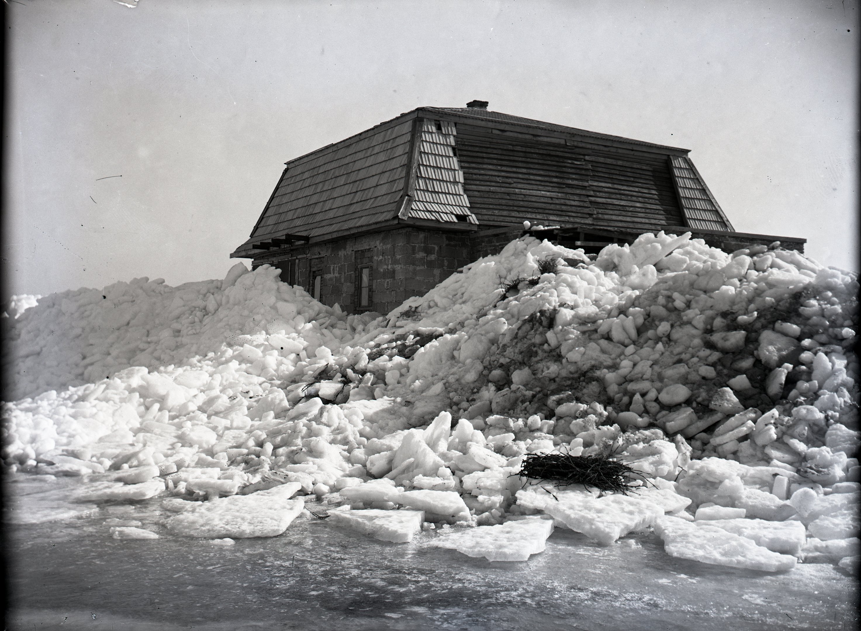 Balatonzamárdiban a Getse villánál keletkezett jégtorlasz (Magyar Környezetvédelmi és Vízügyi Múzeum - Duna Múzeum CC BY-NC-SA)
