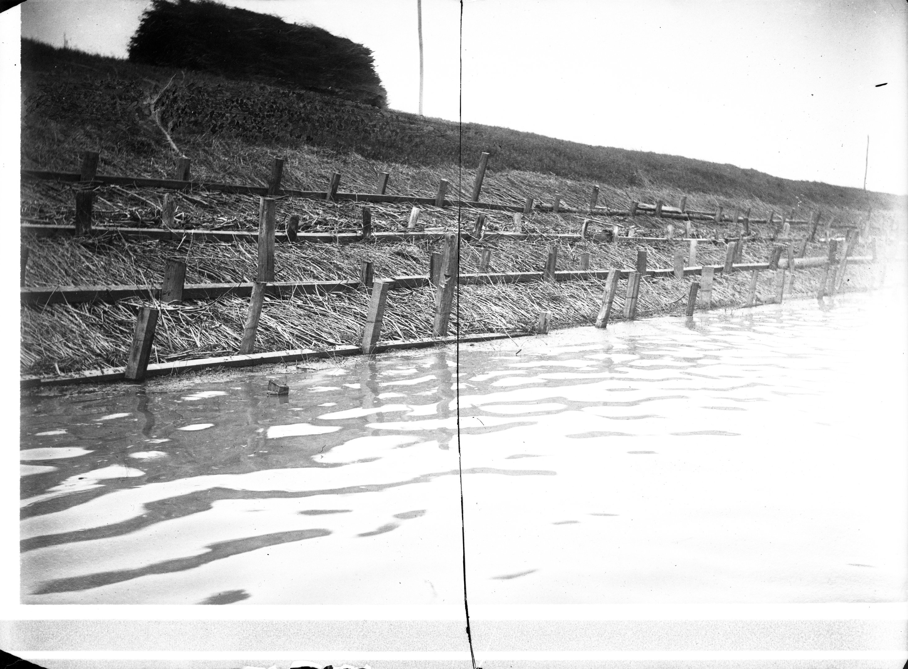 A Tisza árvize 1932-ben - Rőzseláppal erősített gát a Tisza lúdvári szakaszán (Magyar Környezetvédelmi és Vízügyi Múzeum - Duna Múzeum CC BY-NC-SA)