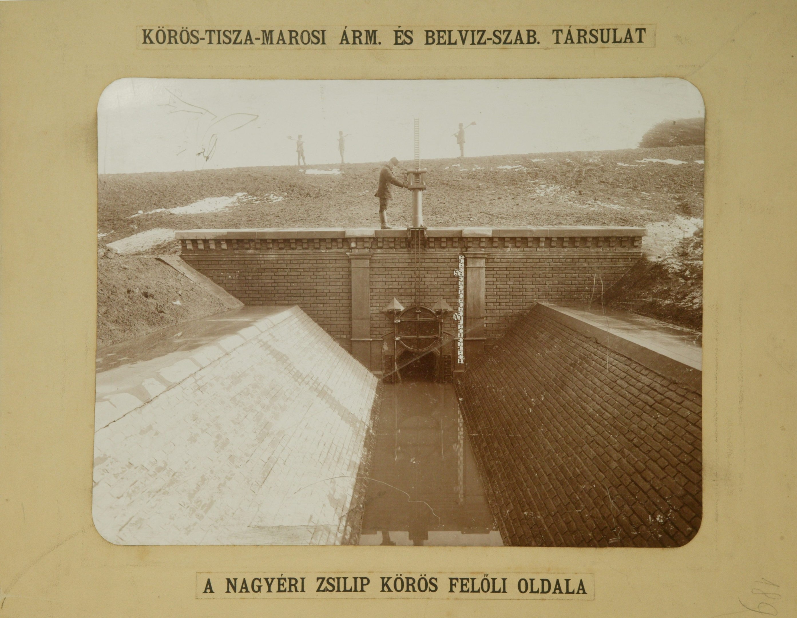 A nagyéri zsilip Körös felőli oldala (Magyar Környezetvédelmi és Vízügyi Múzeum - Duna Múzeum CC BY-NC-SA)