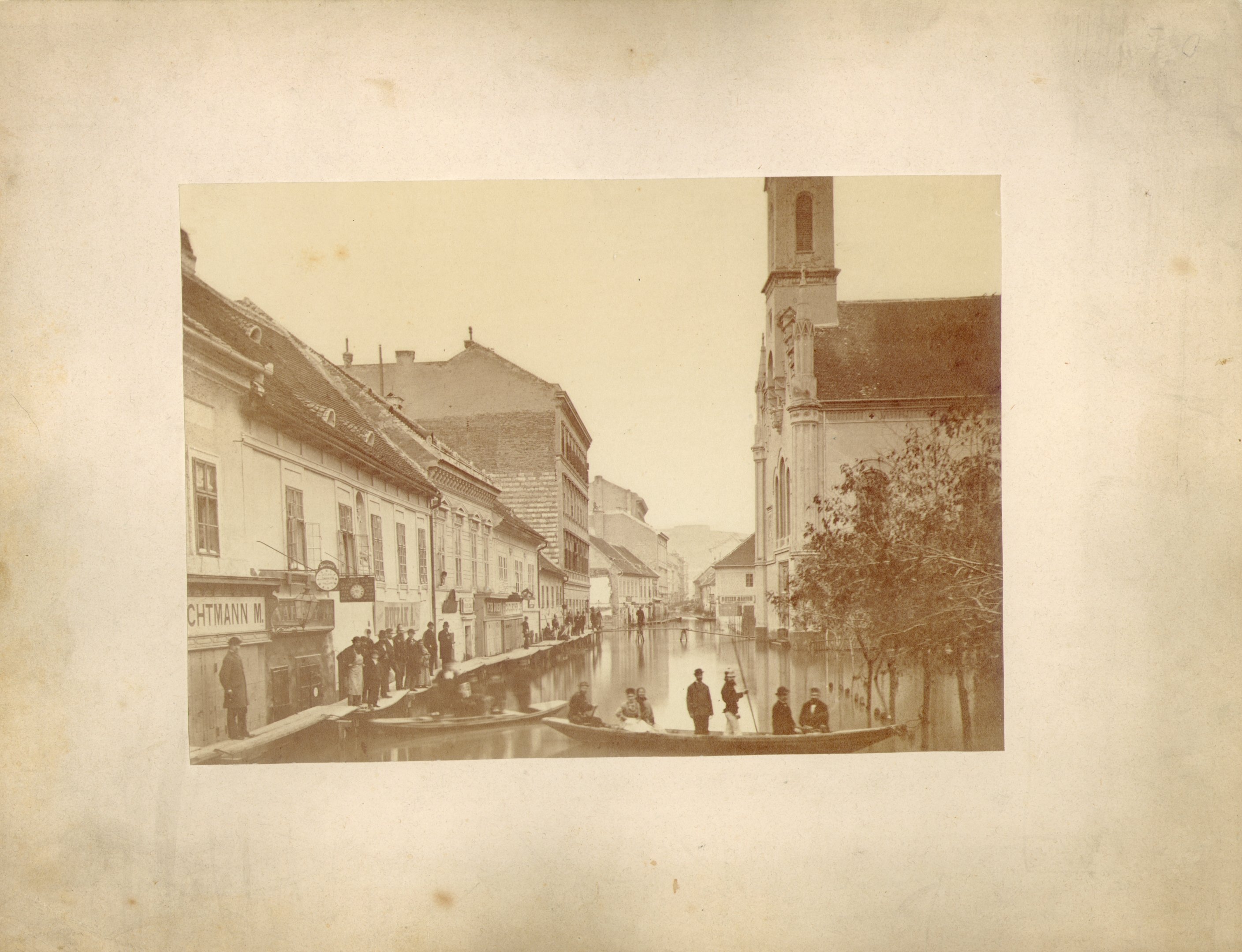 Az 1876-os árvíz Budán - A budai Fő utca a Lánchíd felé (Magyar Környezetvédelmi és Vízügyi Múzeum - Duna Múzeum CC BY-NC-SA)