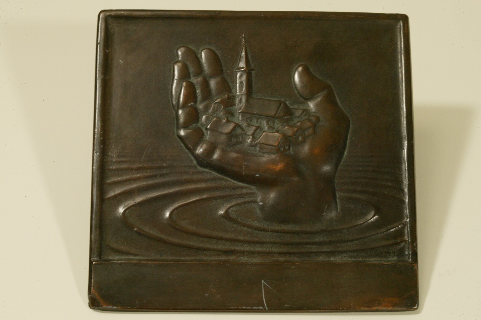 Az 1940-42. évi árvizek és belvizek emlékére készített emlékplakett (Magyar Környezetvédelmi és Vízügyi Múzeum - Duna Múzeum CC BY-NC-SA)