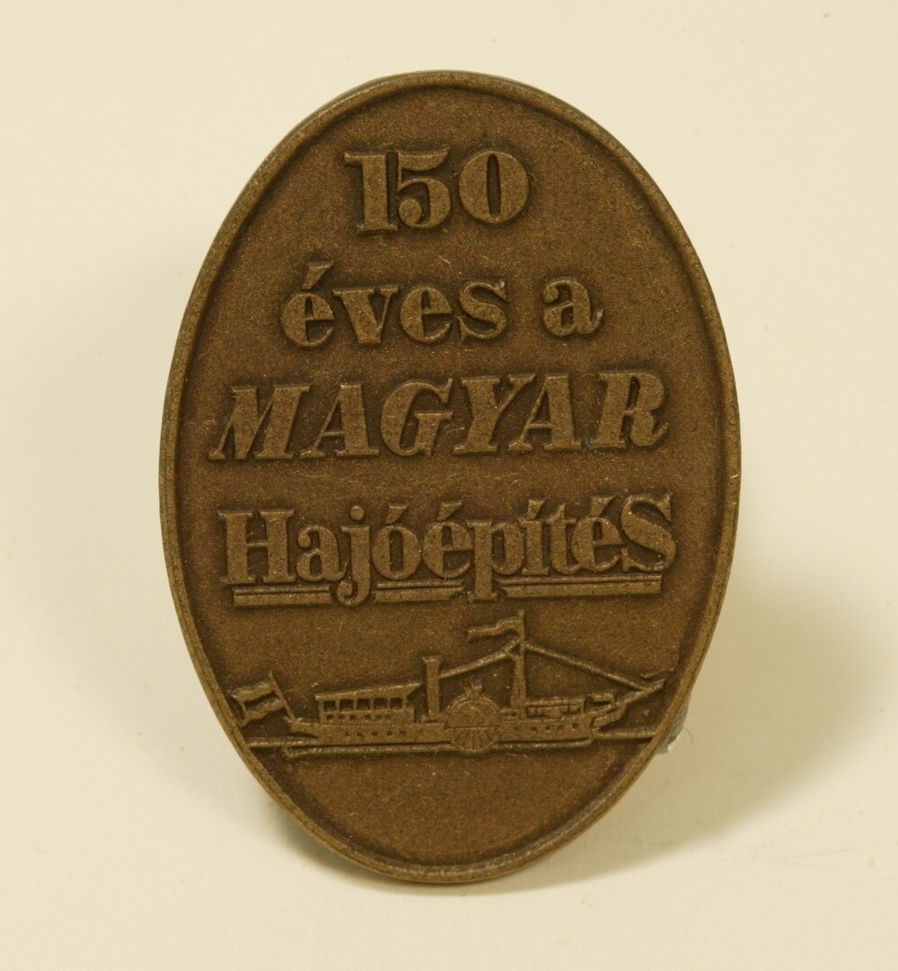 150 éves a magyar hajóépítés emlékjelvény (Magyar Környezetvédelmi és Vízügyi Múzeum - Duna Múzeum CC BY-NC-SA)
