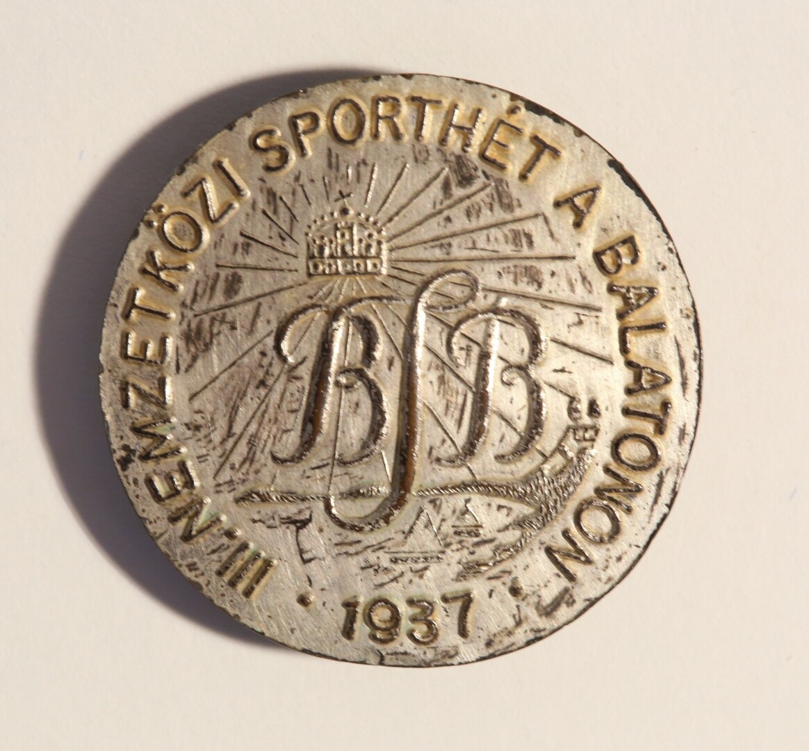 A III. Nemzetközi Balatoni Sporthét emlékjelvénye, 1937 (Magyar Környezetvédelmi és Vízügyi Múzeum - Duna Múzeum CC BY-NC-SA)